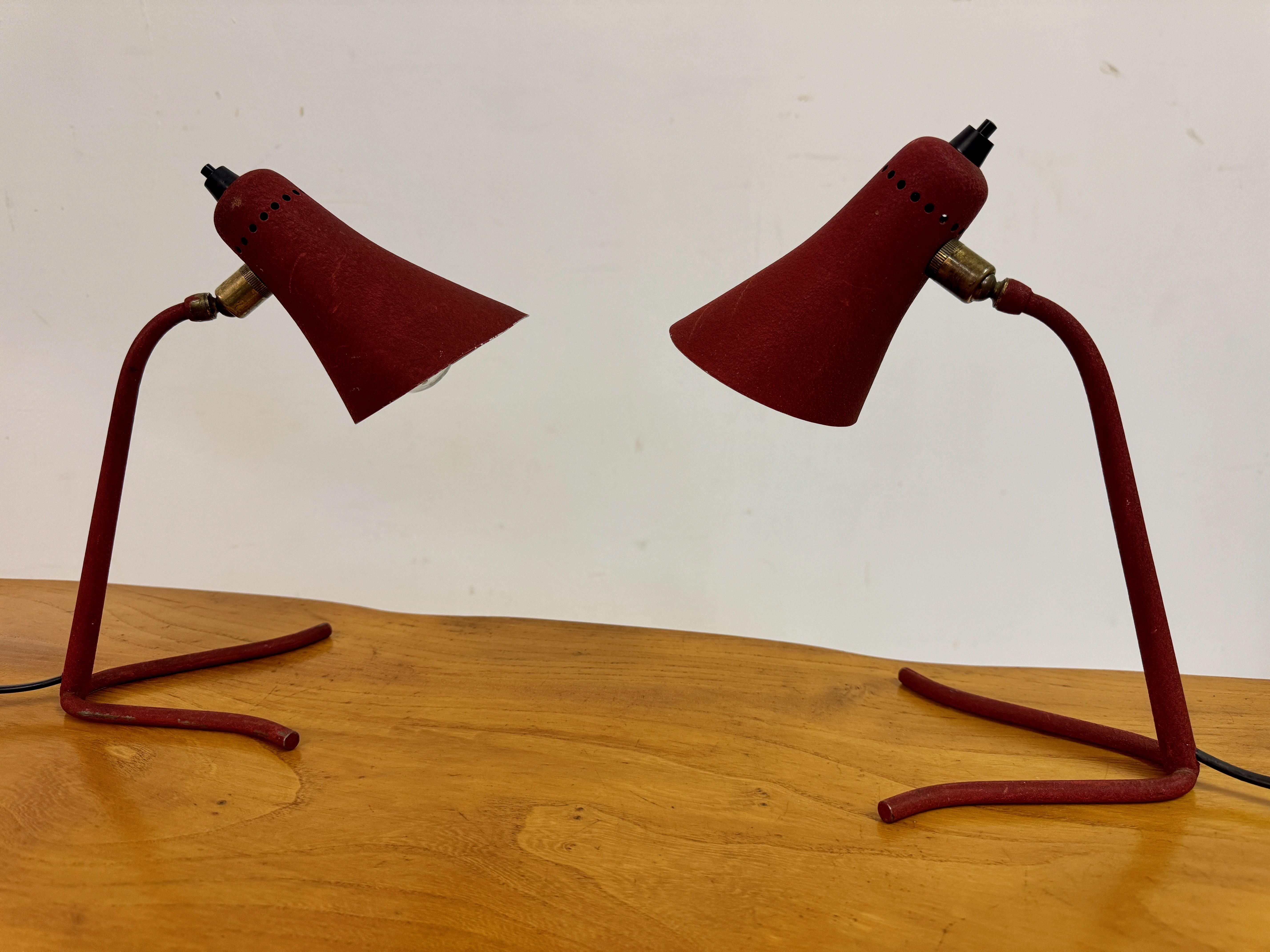 Métal Paire de lampes de table italiennes rouges du milieu du siècle dernier en vente