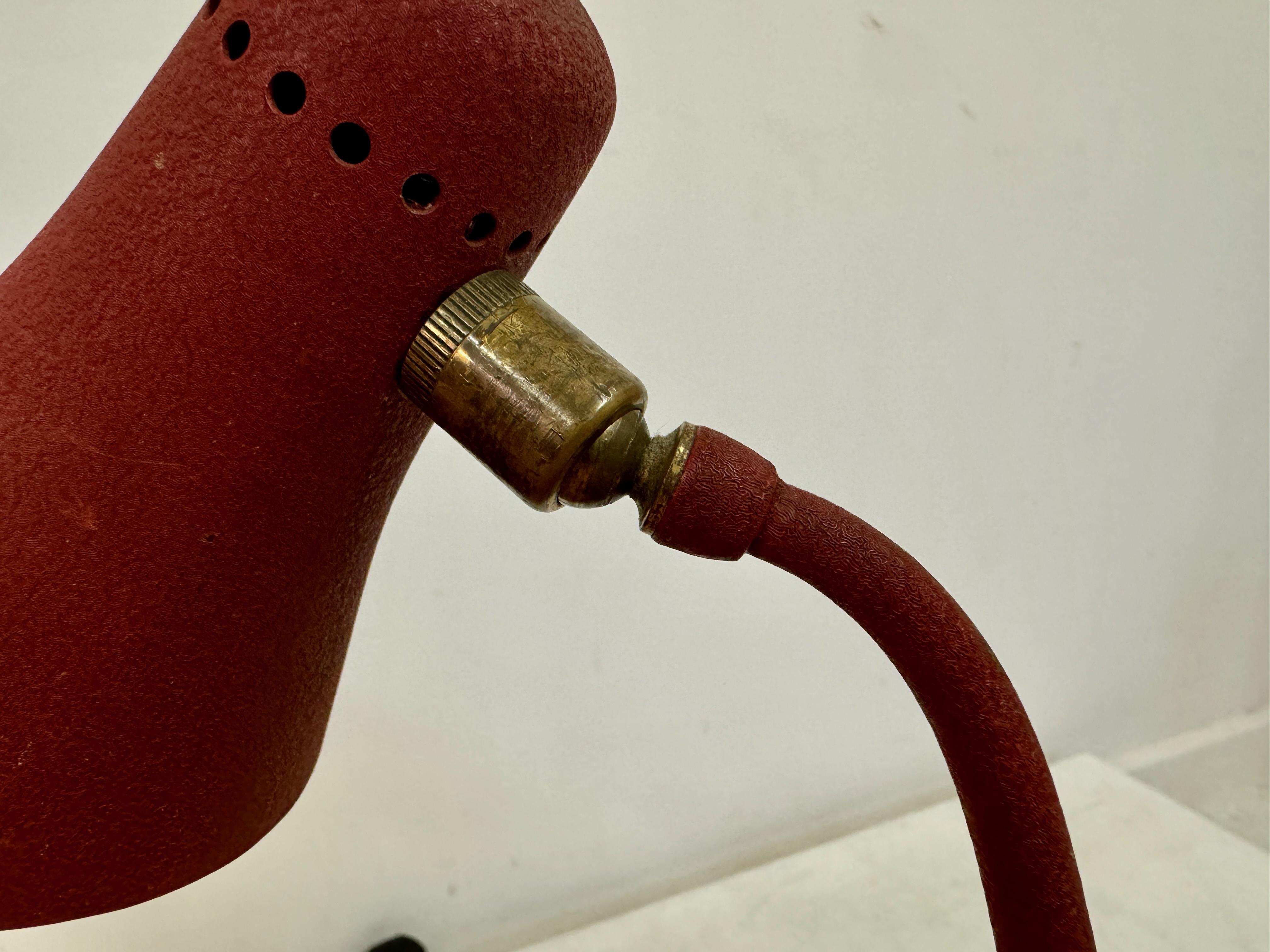 Paire de lampes de table italiennes rouges du milieu du siècle dernier en vente 2