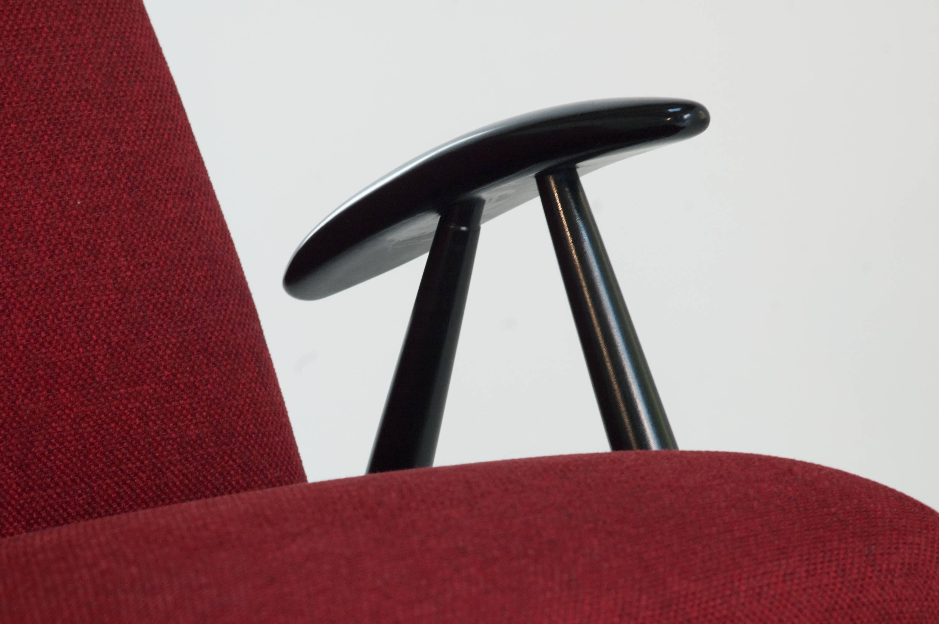 Laqué Paire de chaises longues rouges du milieu du siècle modèle 2468 Ilmari Tapiovaara, Finlande en vente