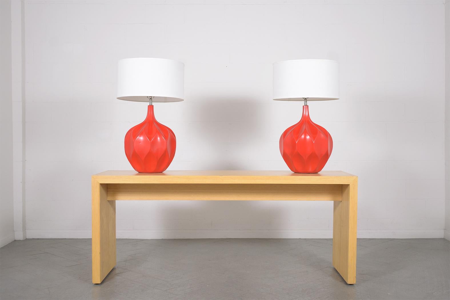 Lampes de table sphériques en céramique des années 1960 restaurées avec abat-jour en lin en vente 3