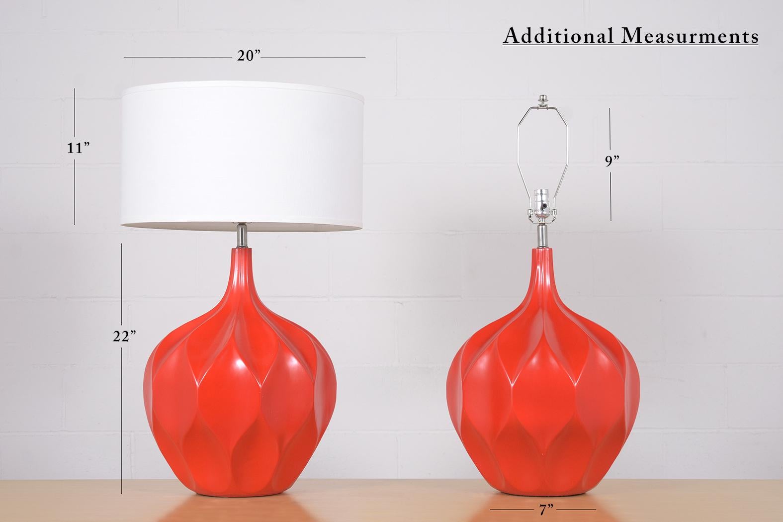 Américain Lampes de table sphériques en céramique des années 1960 restaurées avec abat-jour en lin en vente