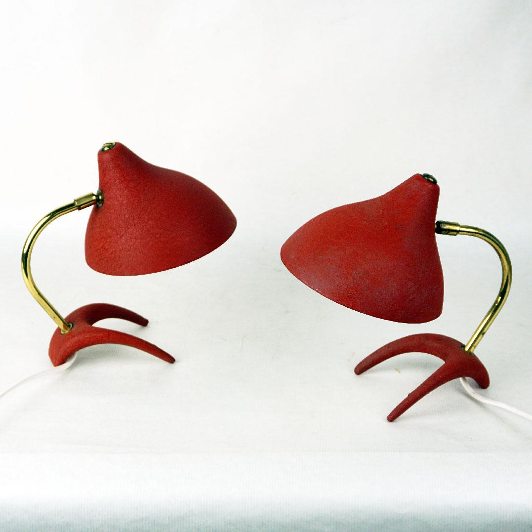 Cette paire d'élégantes lampes de table en laiton du milieu du siècle dernier présente une base en patte d'oie avec un bras en laiton courbé pour soutenir l'abat-jour réglable en laque rouge. Ils ont été fabriqués par Cosack Germany dans les années