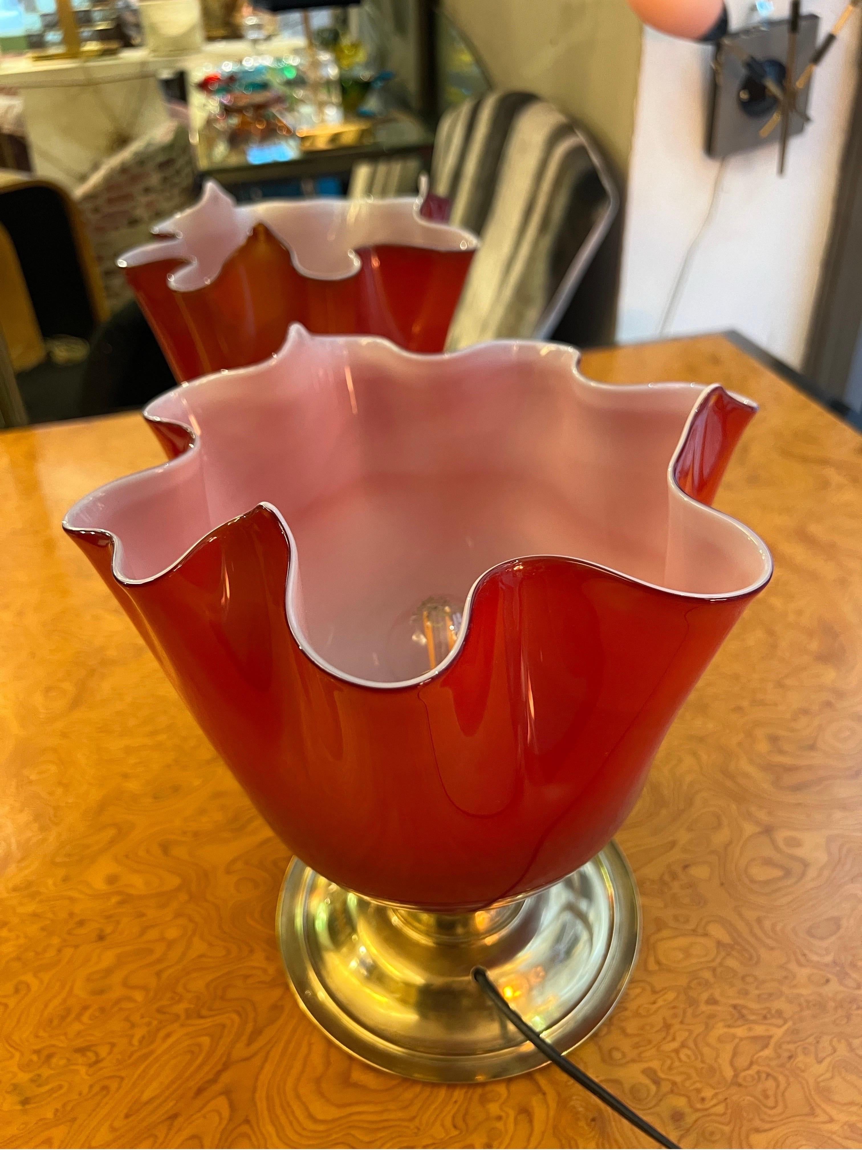 Coppia di lampade a fazzoletto in vetro di Murano rosso con base rotonda in ottone, anni '80 in vendita 3