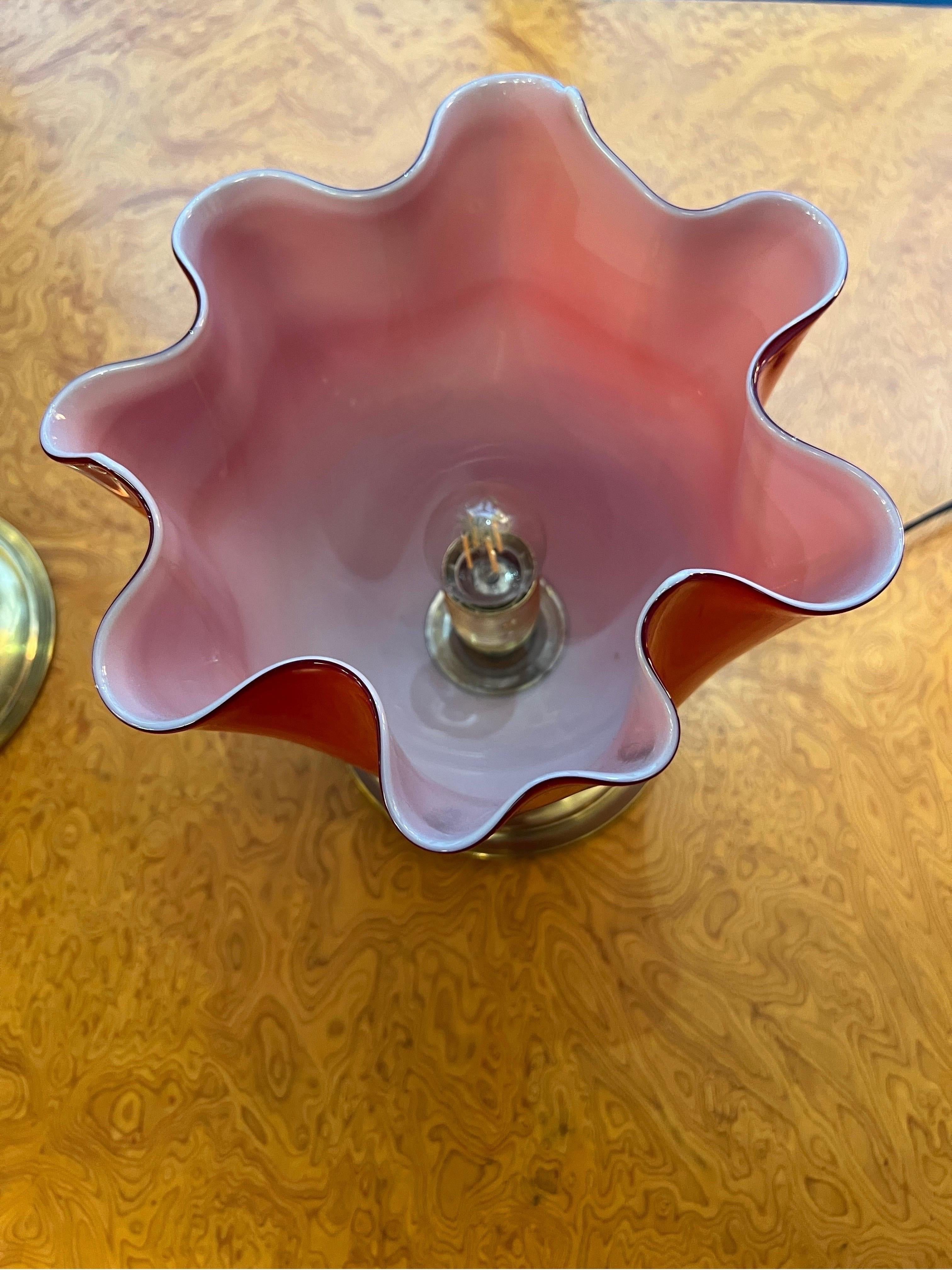 Coppia di lampade a fazzoletto in vetro di Murano rosso con base rotonda in ottone, anni '80 in vendita 4