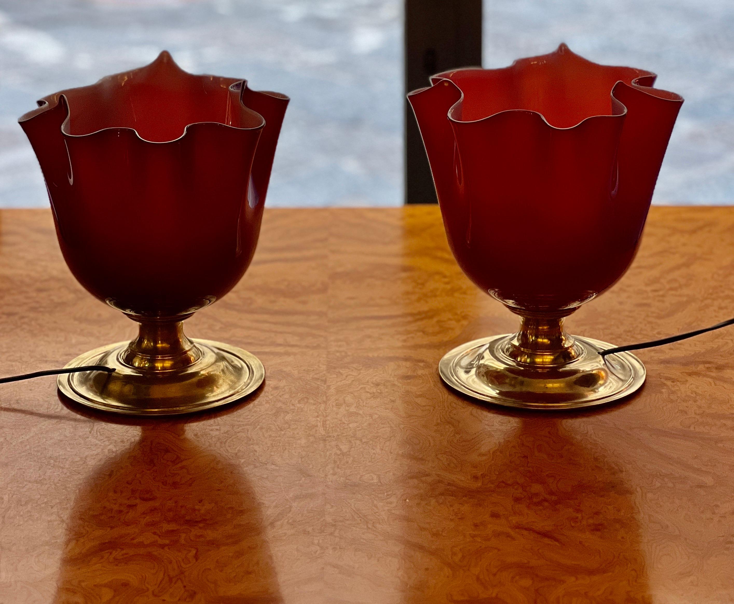 Coppia di lampade a fazzoletto in vetro di Murano rosso con base rotonda in ottone, anni '80 in vendita 5
