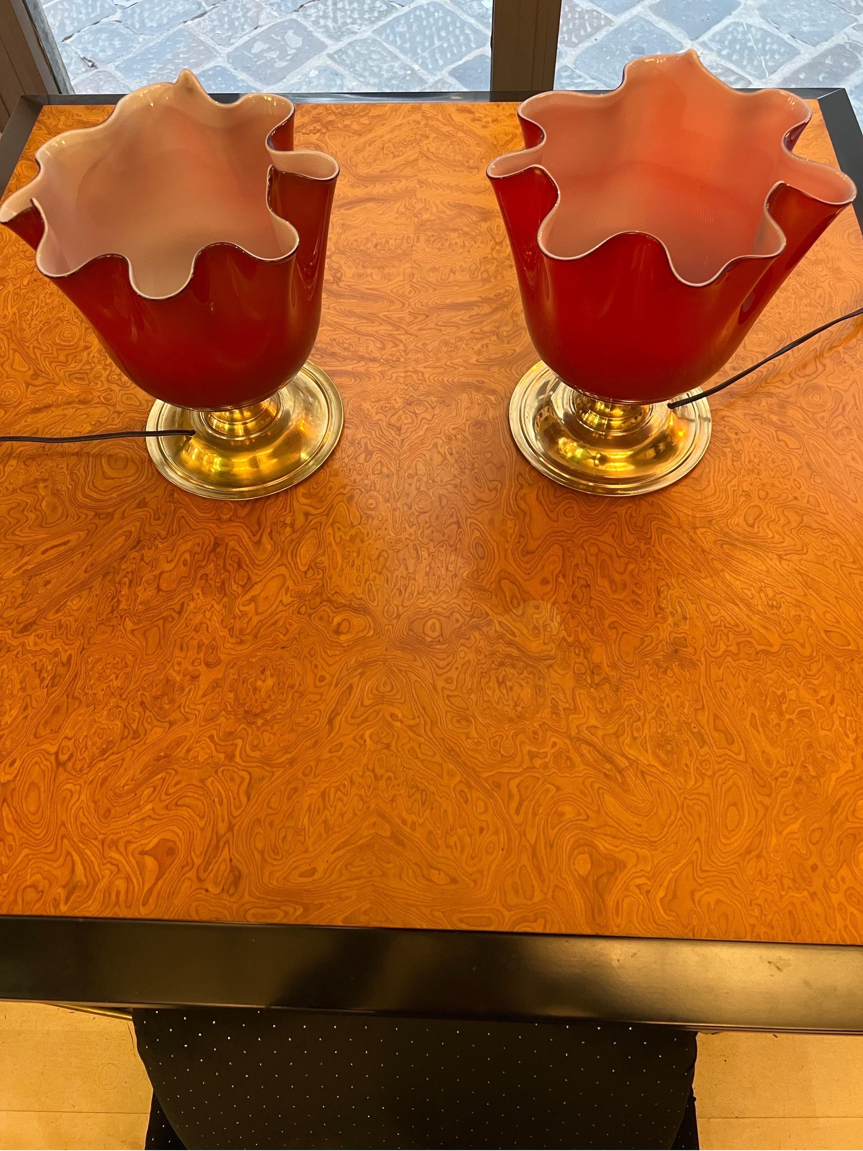 Coppia di lampade a fazzoletto in vetro di Murano rosso con base rotonda in ottone
sovrapposizione soffiata 