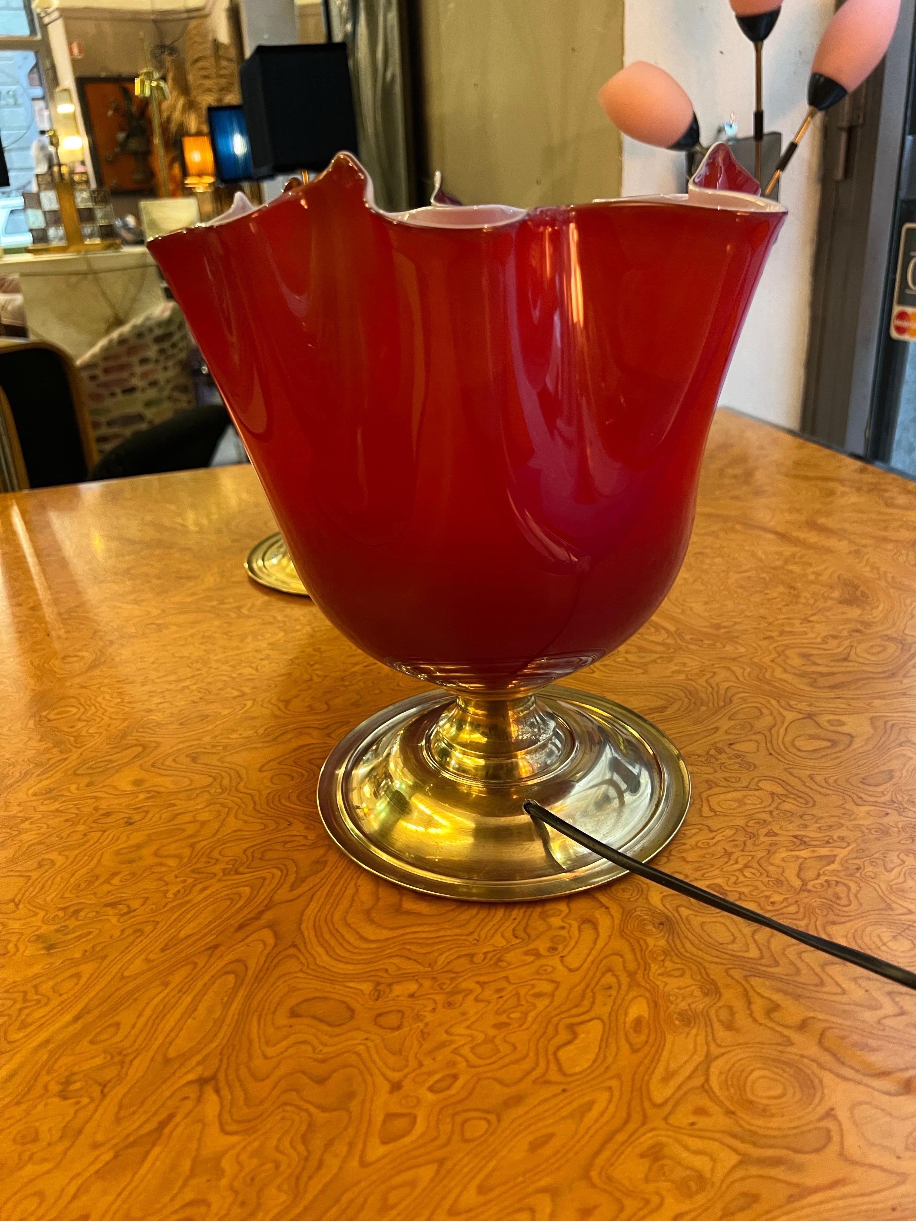 Moderno Coppia di lampade a fazzoletto in vetro di Murano rosso con base rotonda in ottone, anni '80 in vendita