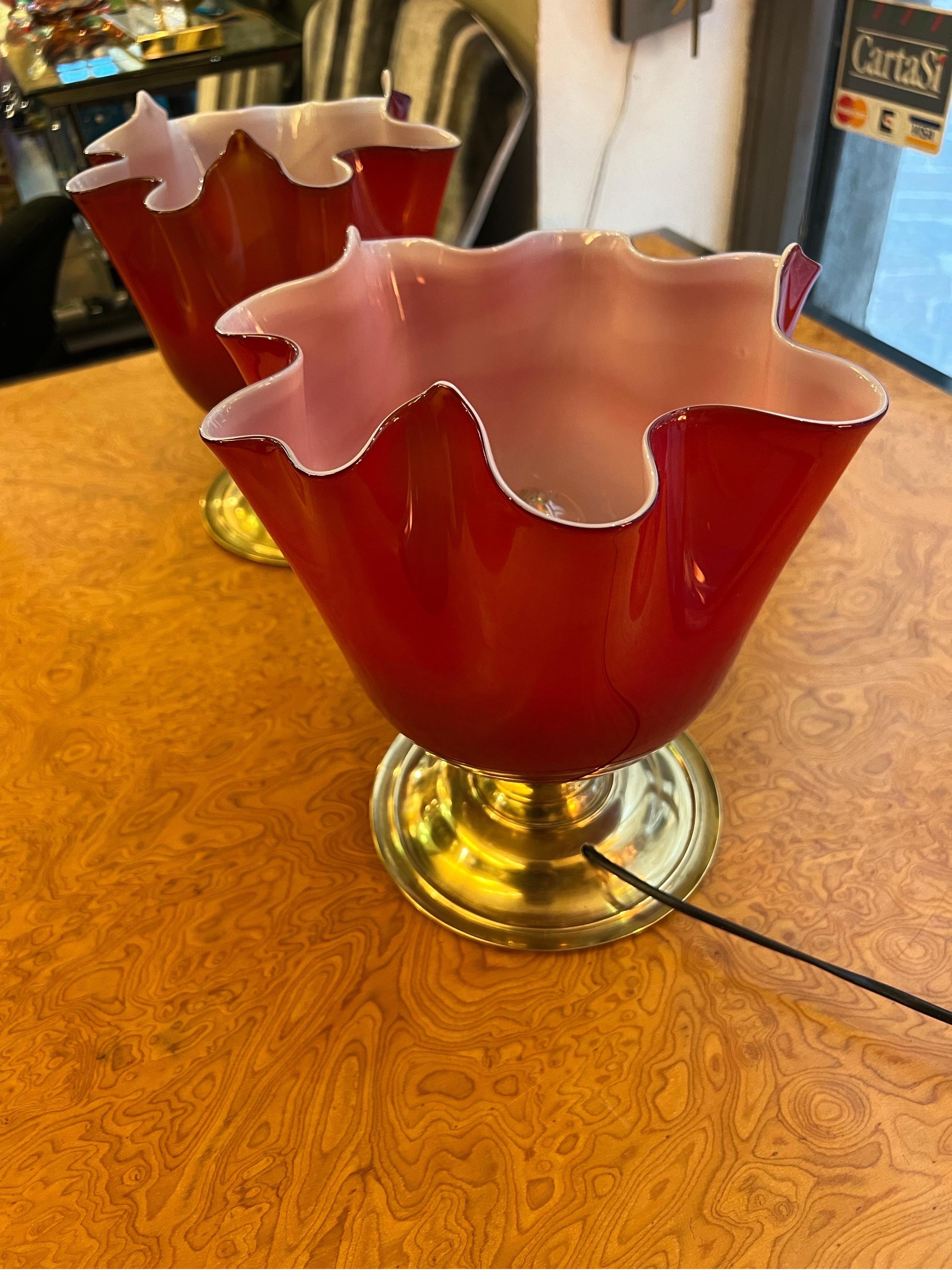 Coppia di lampade a fazzoletto in vetro di Murano rosso con base rotonda in ottone, anni '80 In condizioni buone in vendita a Florence, IT