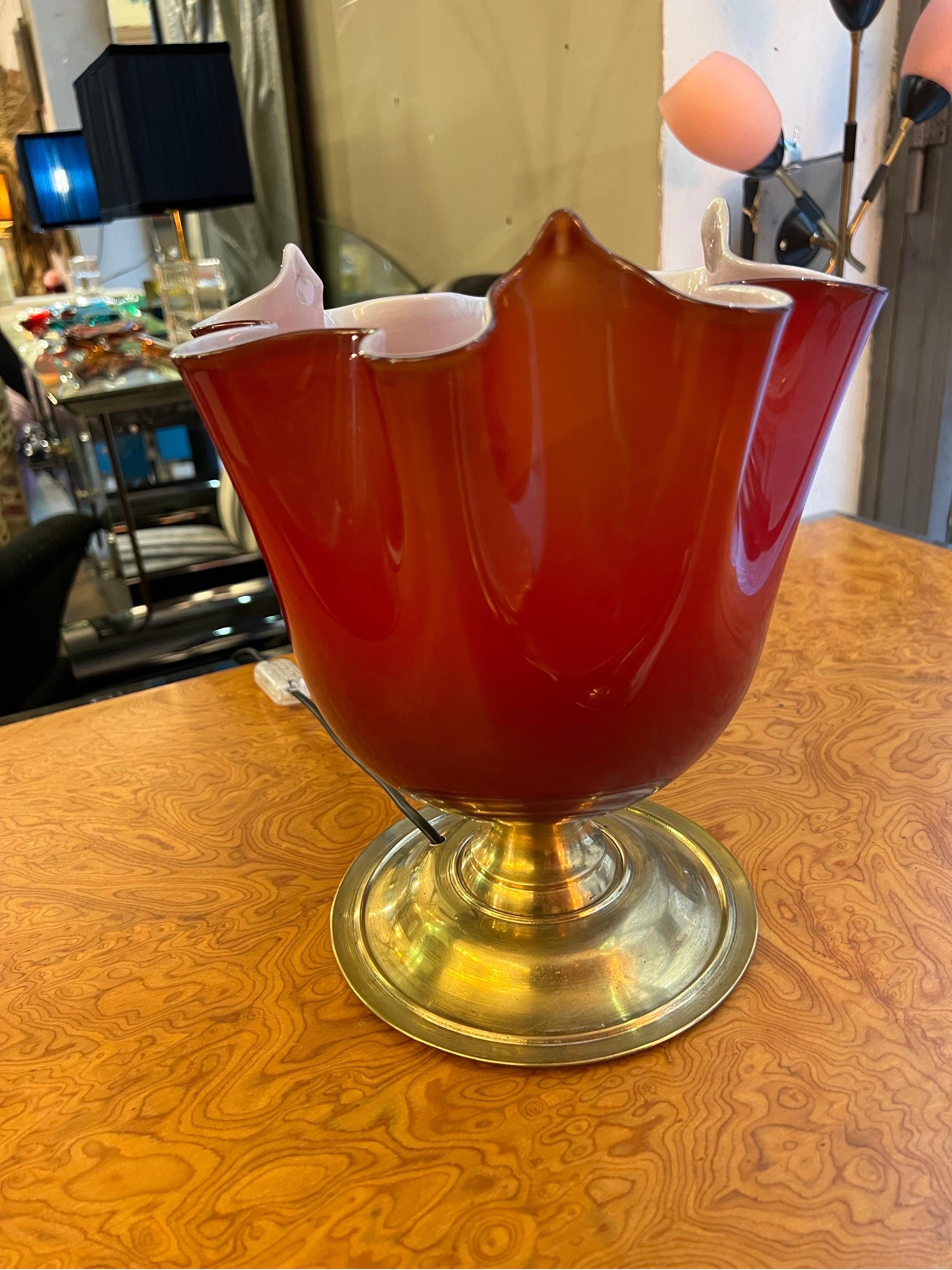 Fine XX secolo Coppia di lampade a fazzoletto in vetro di Murano rosso con base rotonda in ottone, anni '80 in vendita