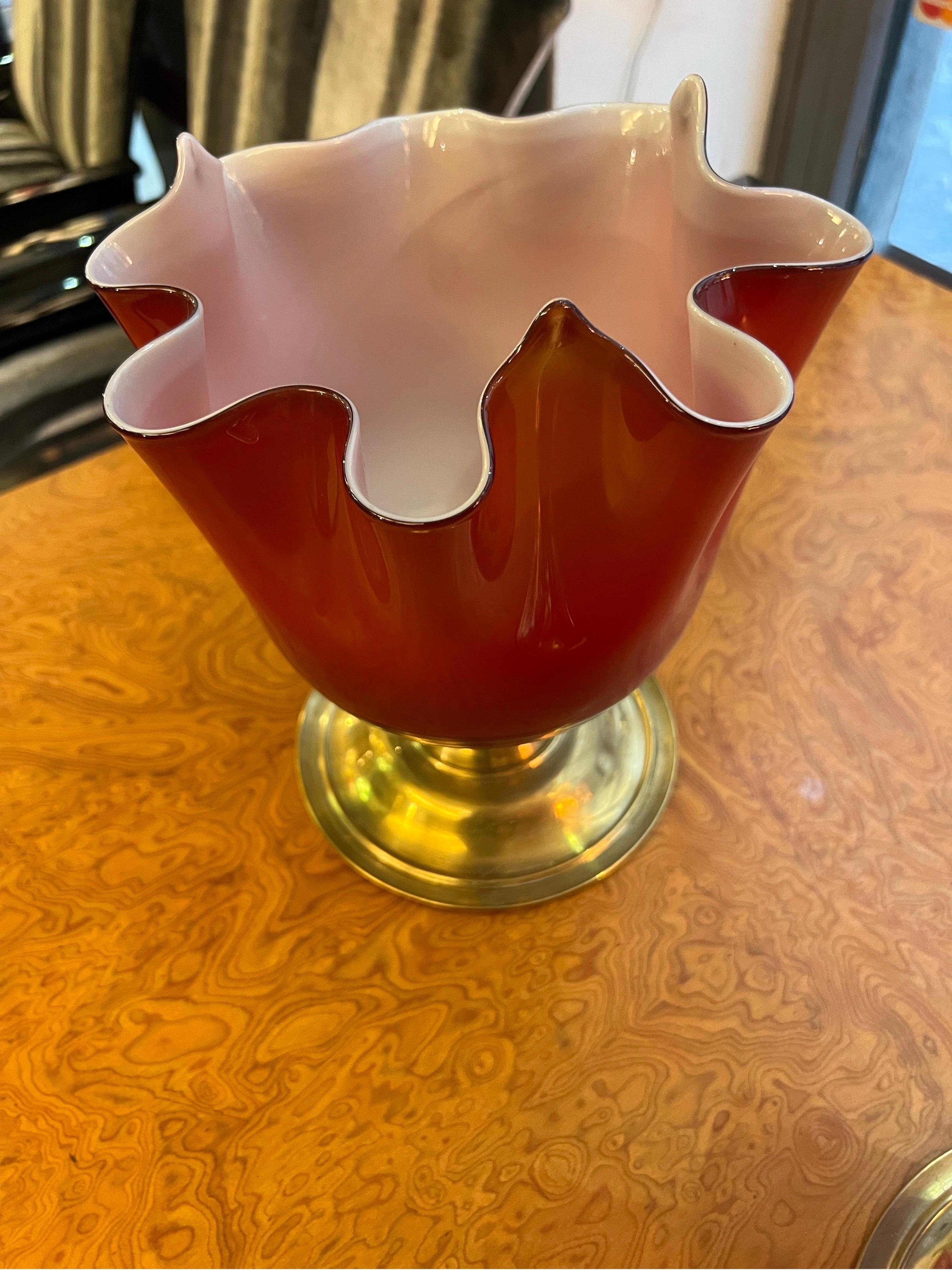 Vetro di Murano Coppia di lampade a fazzoletto in vetro di Murano rosso con base rotonda in ottone, anni '80 in vendita