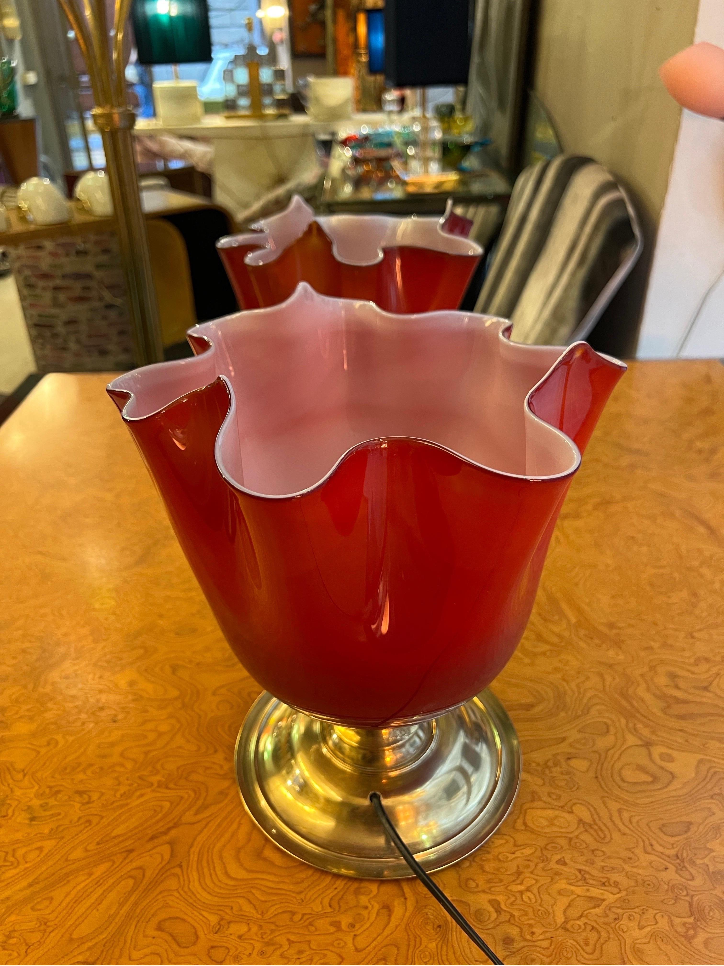 Coppia di lampade a fazzoletto in vetro di Murano rosso con base rotonda in ottone, anni '80 in vendita 1