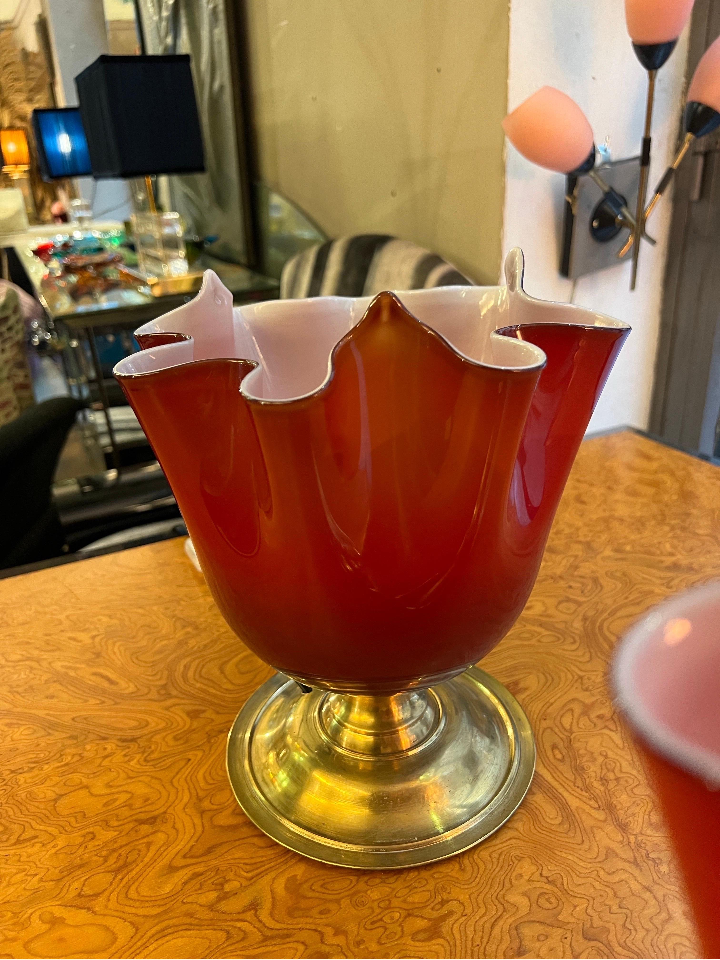 Coppia di lampade a fazzoletto in vetro di Murano rosso con base rotonda in ottone, anni '80 in vendita 2
