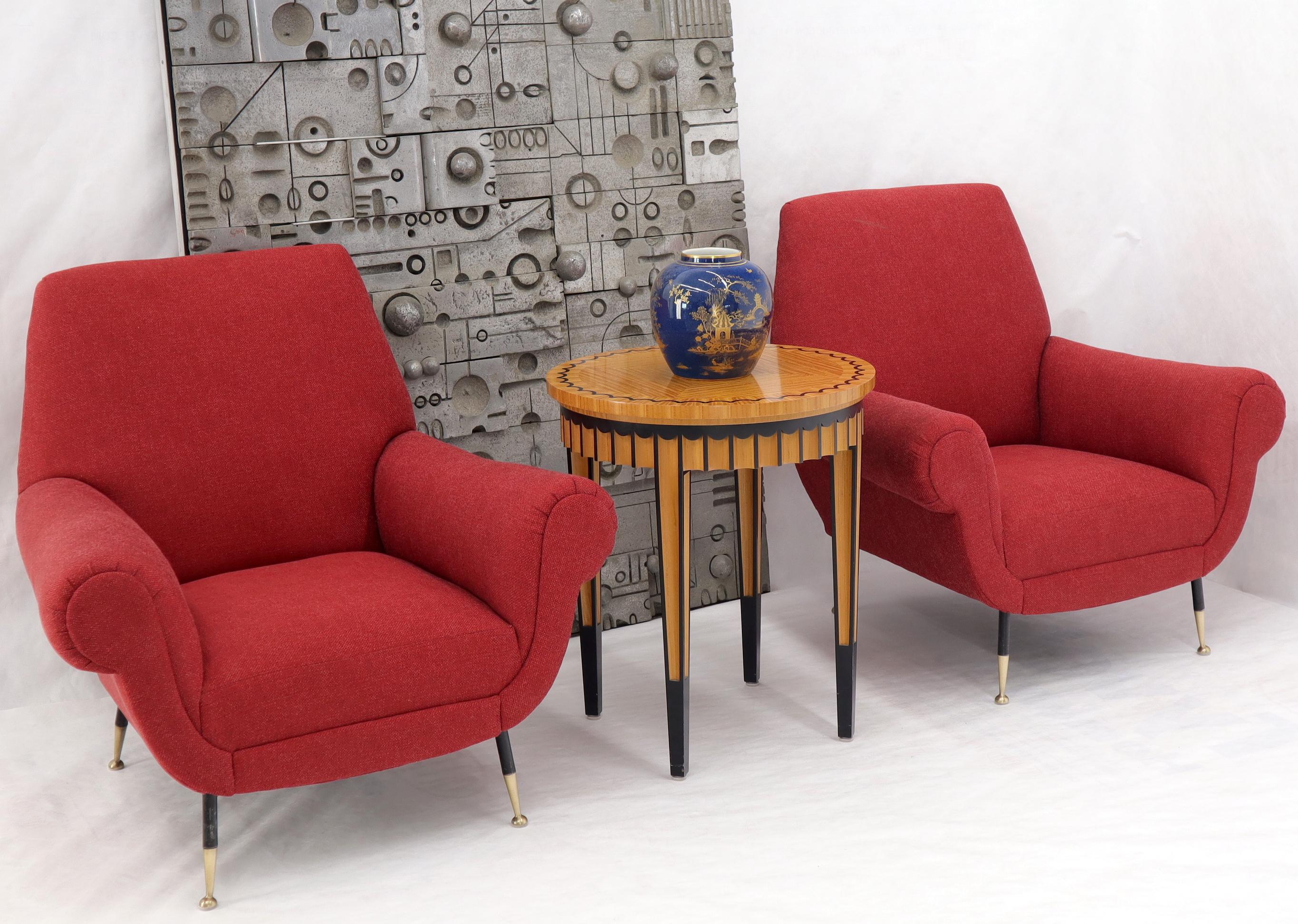 Zwei moderne italienische Lounge- oder Lobby-Stühle aus der Jahrhundertmitte mit konischen Messingfüßen. MarCo Zanuzo Gio Ponti Zuschreibung Einfluss Dekor.
 