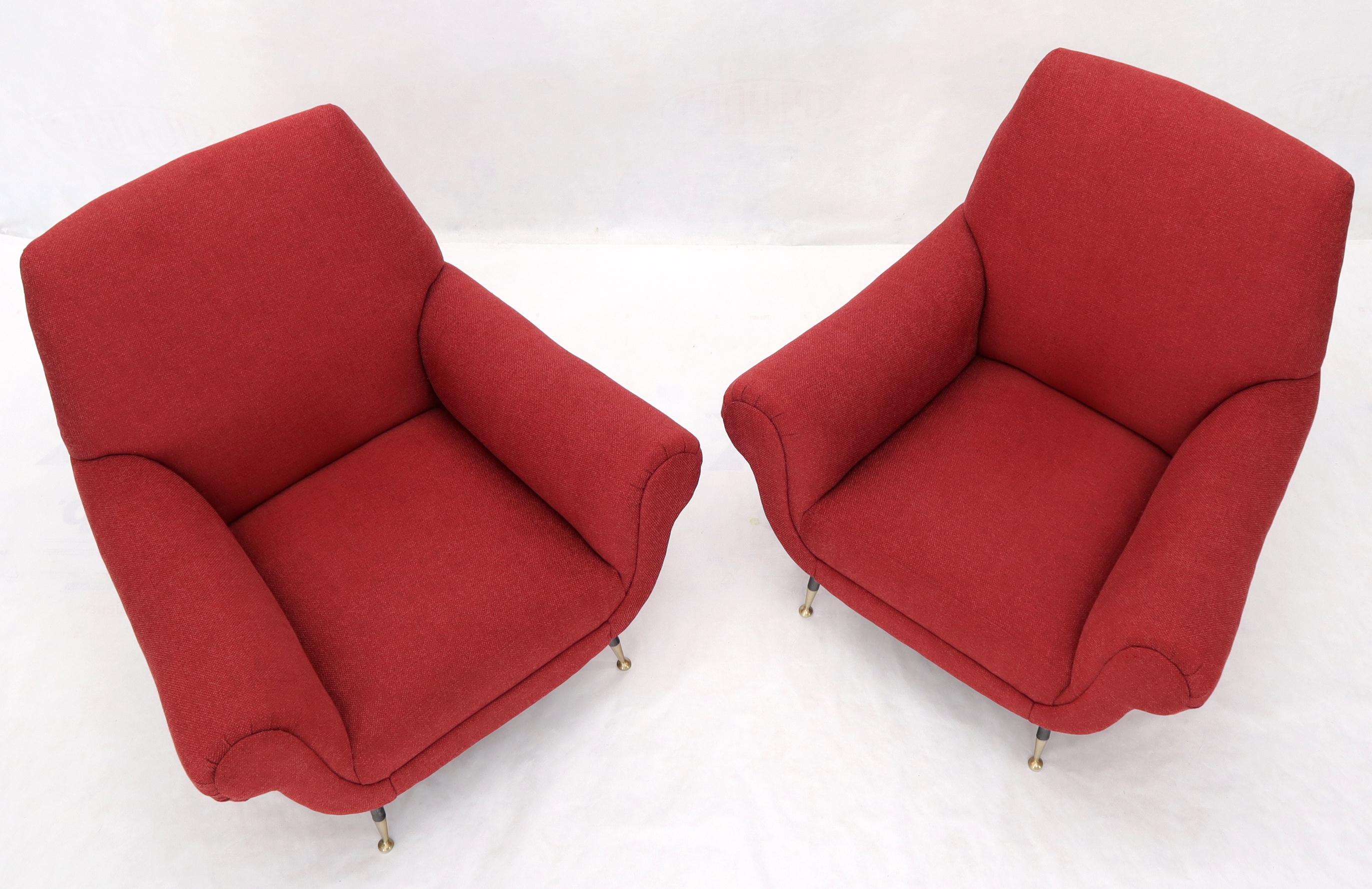 Paar rote italienische Loungesessel mit Messingfüßen, neu und rot gepolstert (Italienisch) im Angebot