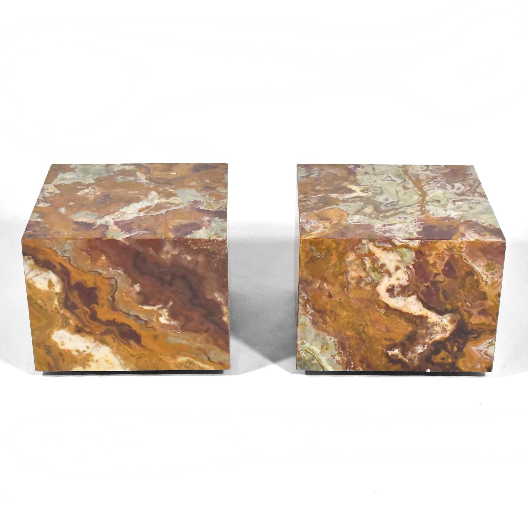 Pareja de Mesas Cubo Ónice Rojo by Pace Collection Moderno en venta