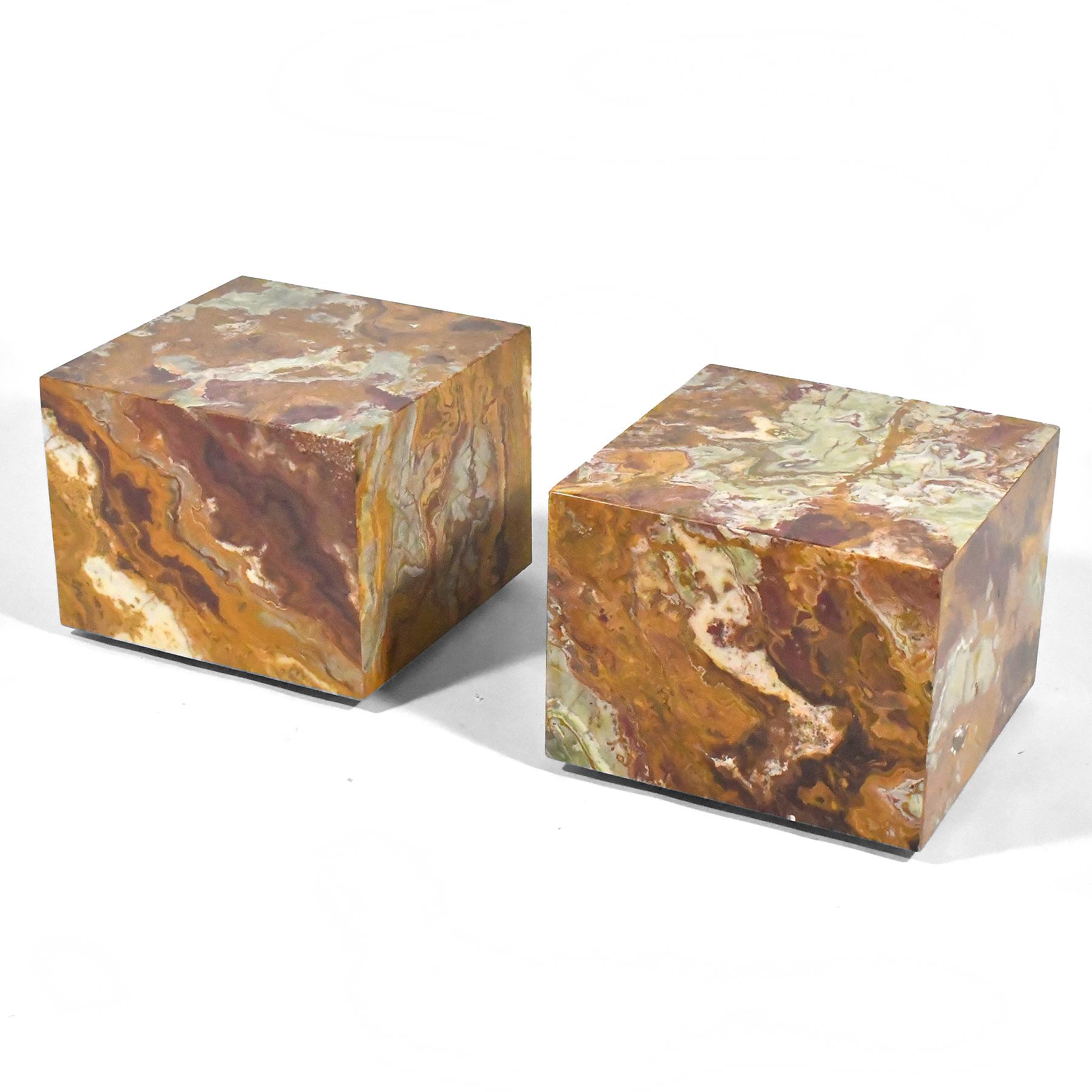 Pareja de Mesas Cubo Ónice Rojo by Pace Collection Estadounidense en venta