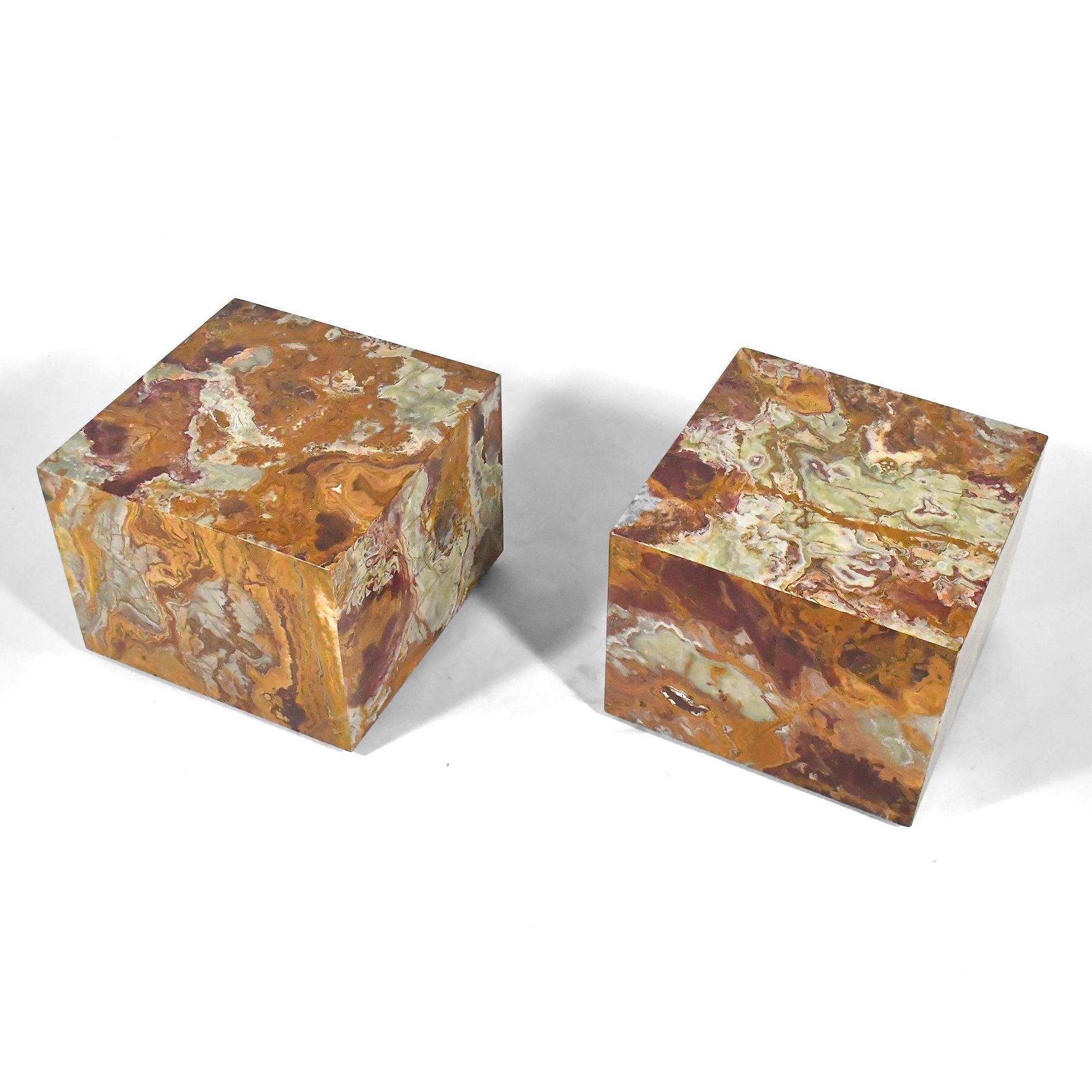 Pareja de Mesas Cubo Ónice Rojo by Pace Collection en Bueno estado para la venta en Highland, IN