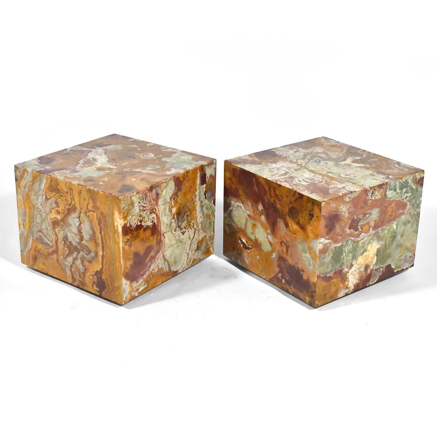 Pareja de Mesas Cubo Ónice Rojo by Pace Collection finales del siglo XX en venta