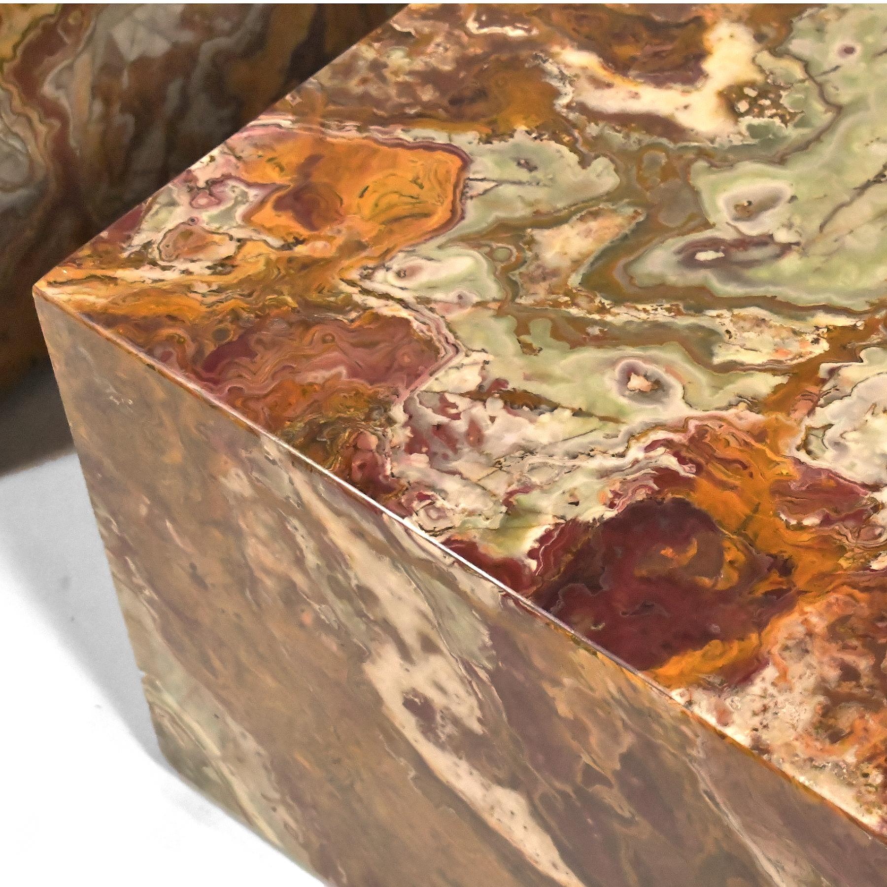 Pareja de Mesas Cubo Ónice Rojo by Pace Collection Ónix en venta
