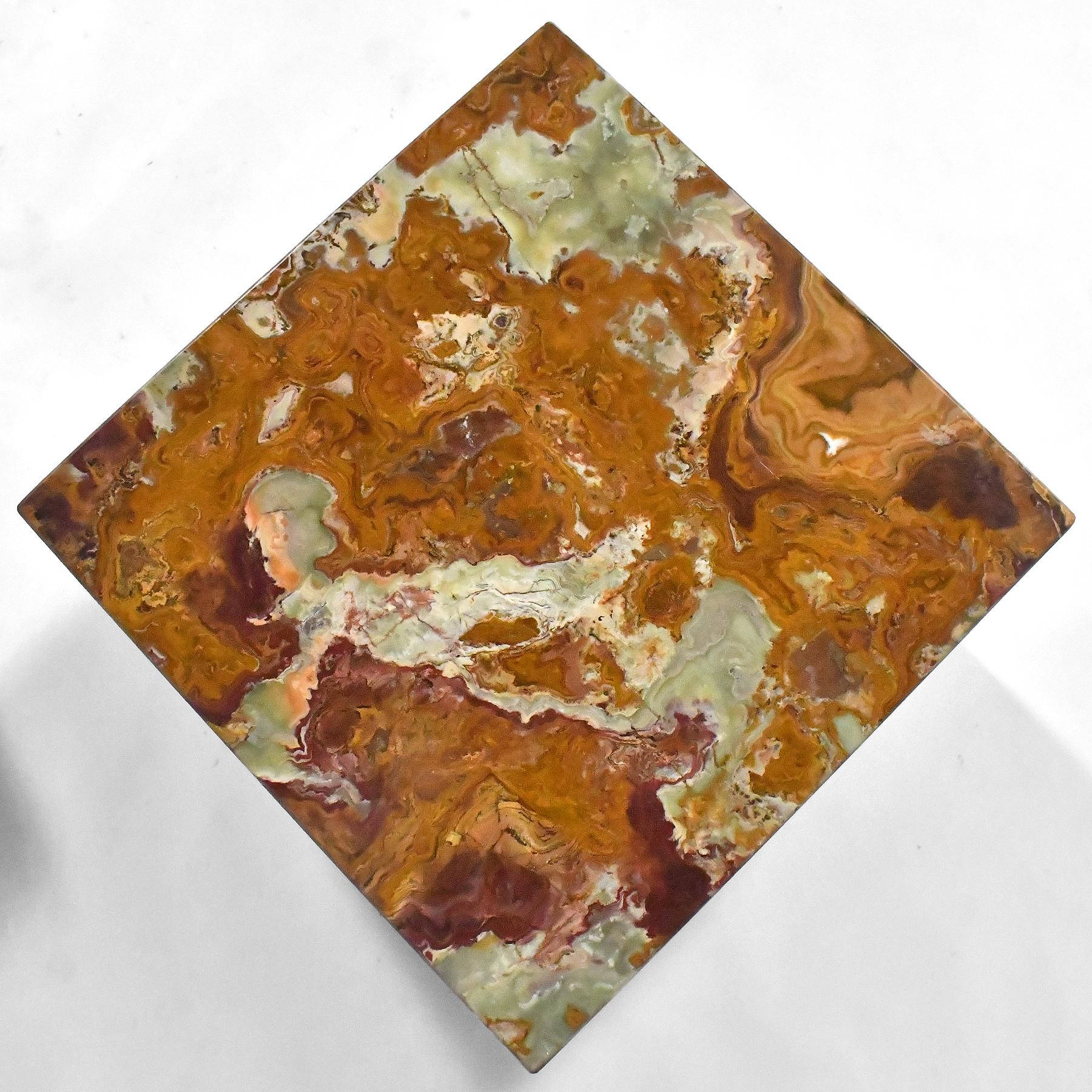 Pareja de Mesas Cubo Ónice Rojo by Pace Collection en venta 2