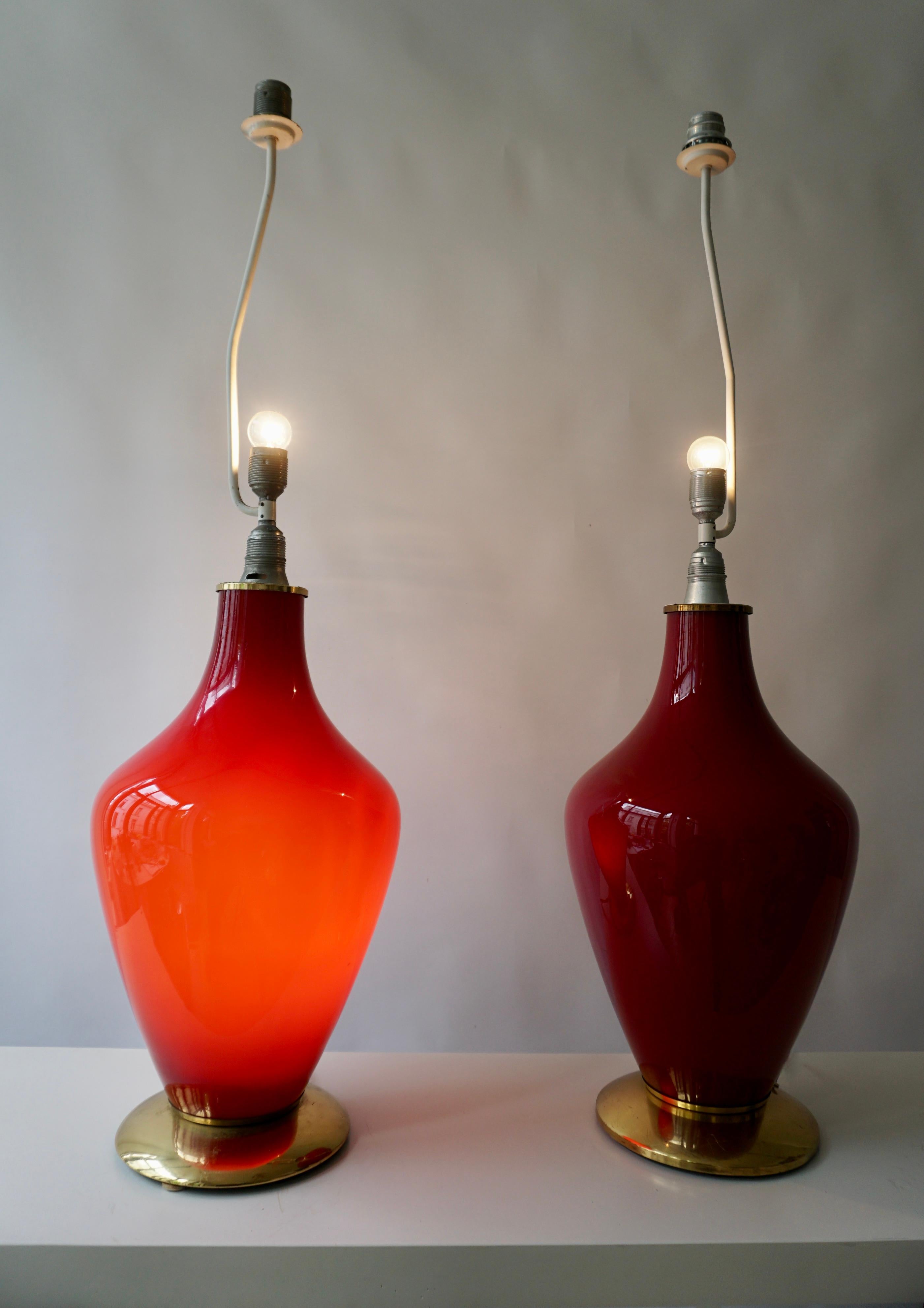 italien Paire de lampes en verre opalin rouge en vente