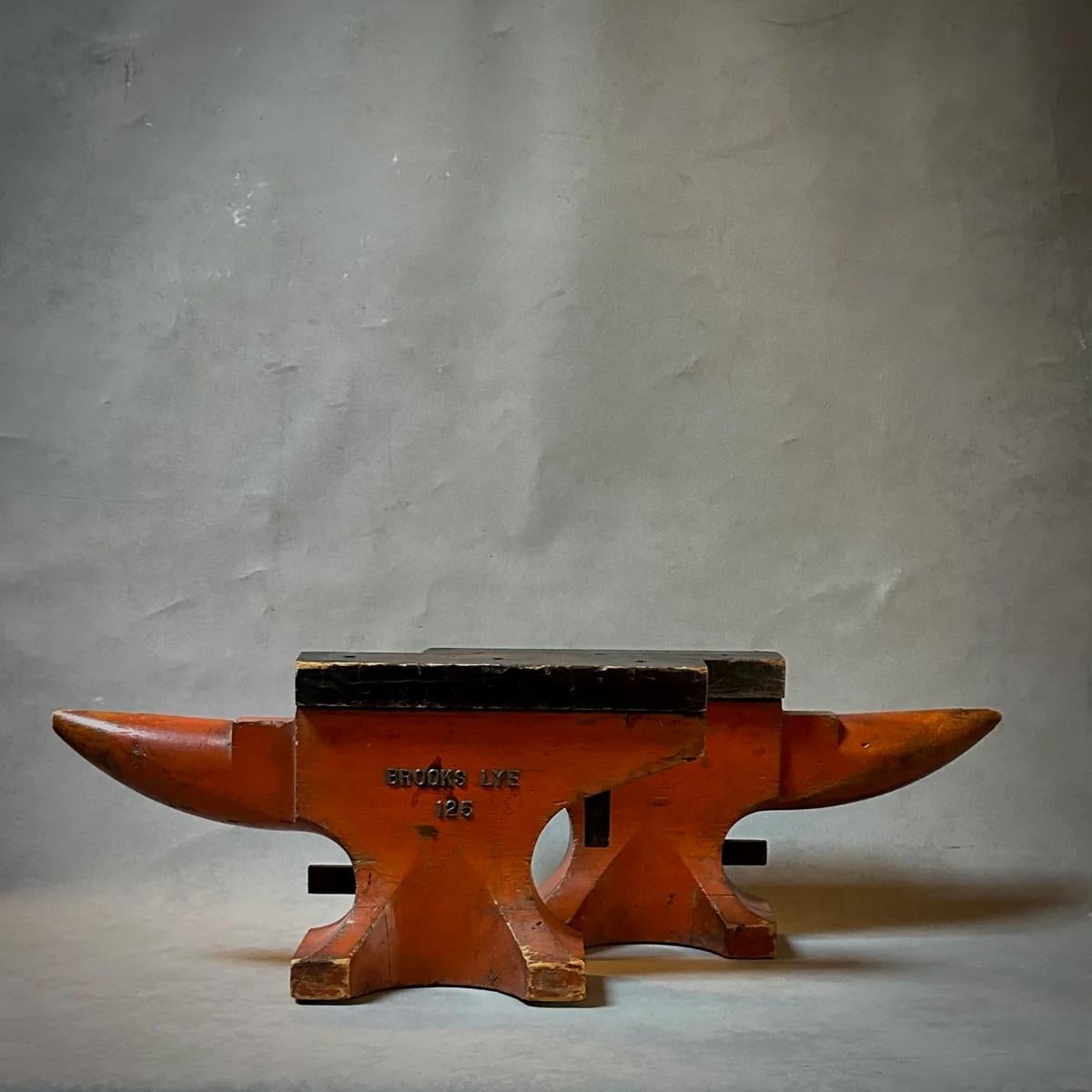 Un'impressionante coppia di modelli di incudine in legno Brooks Lye con una vivace verniciatura rossa e linee eleganti e scultoree che ricordano l'artigianato tradizionale dei fabbri. Queste incudini, originariamente realizzate come rappresentazioni