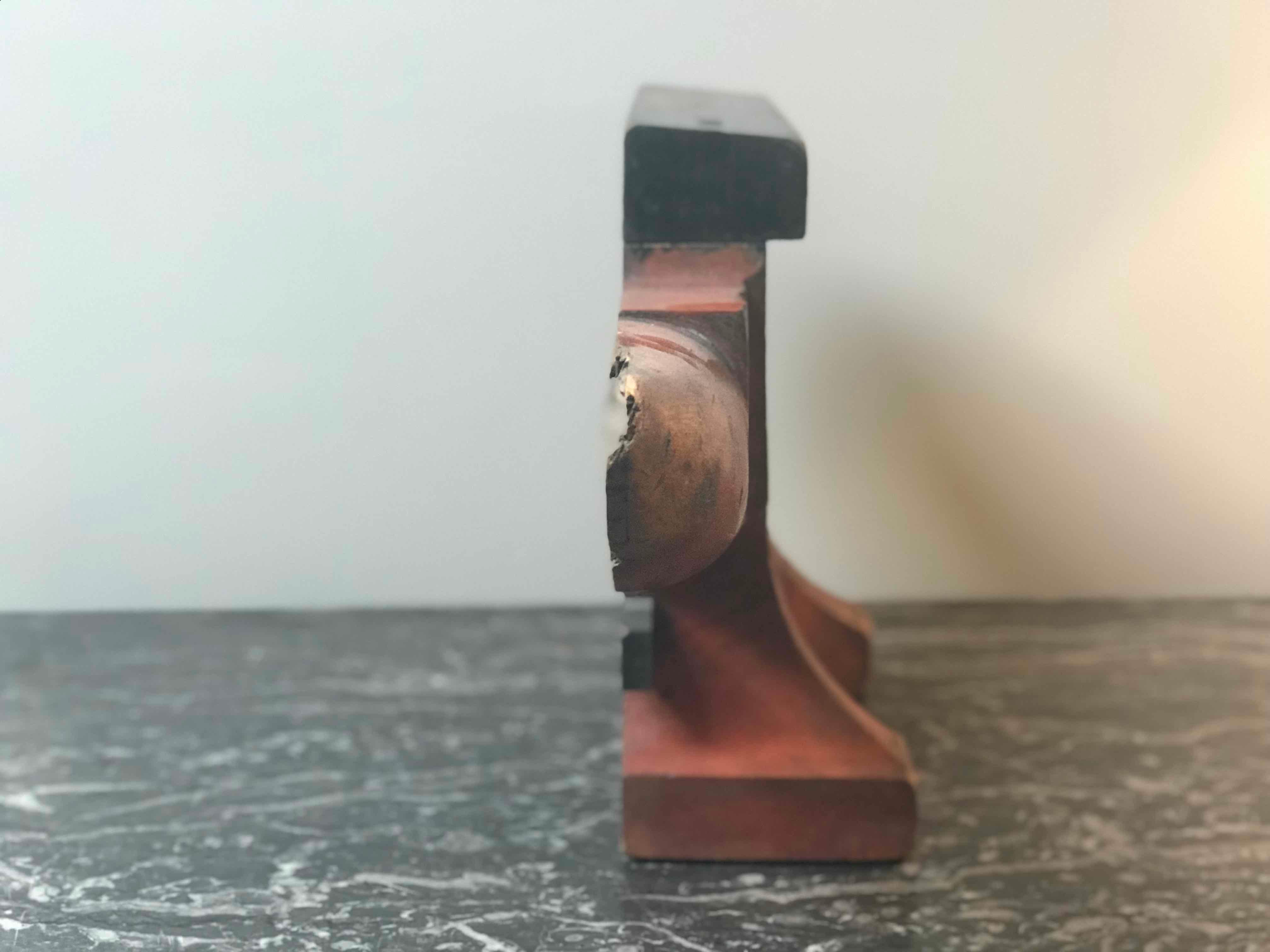 Fine XIX secolo Coppia di modelli di incudine in legno dipinto di rosso provenienti dall'Inghilterra della fine del XIX secolo in vendita