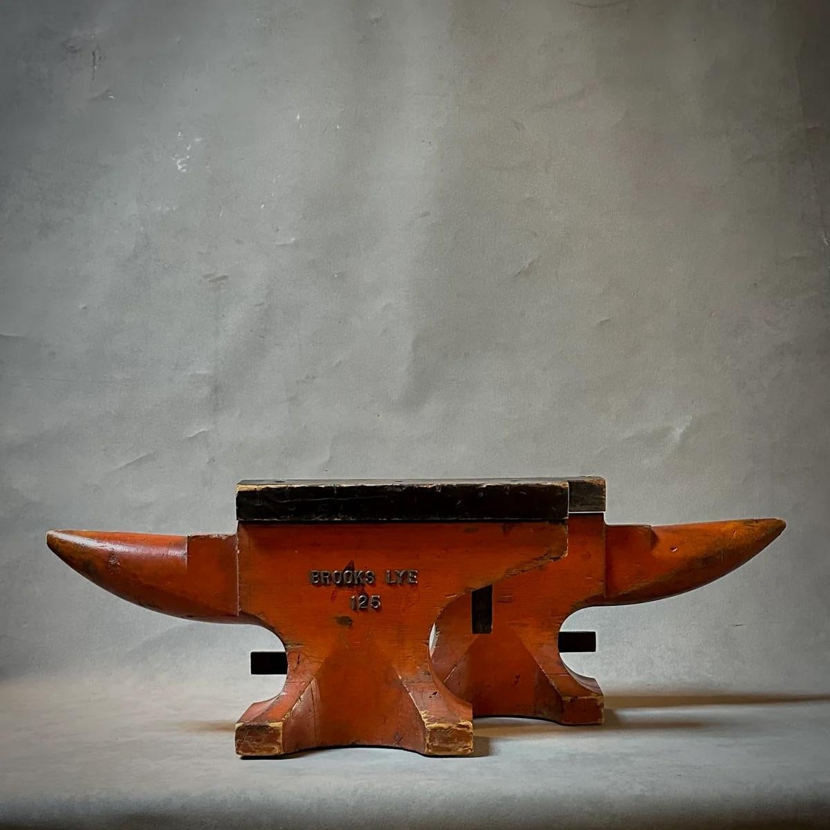 Legno Coppia di modelli di incudine in legno dipinto di rosso provenienti dall'Inghilterra della fine del XIX secolo in vendita