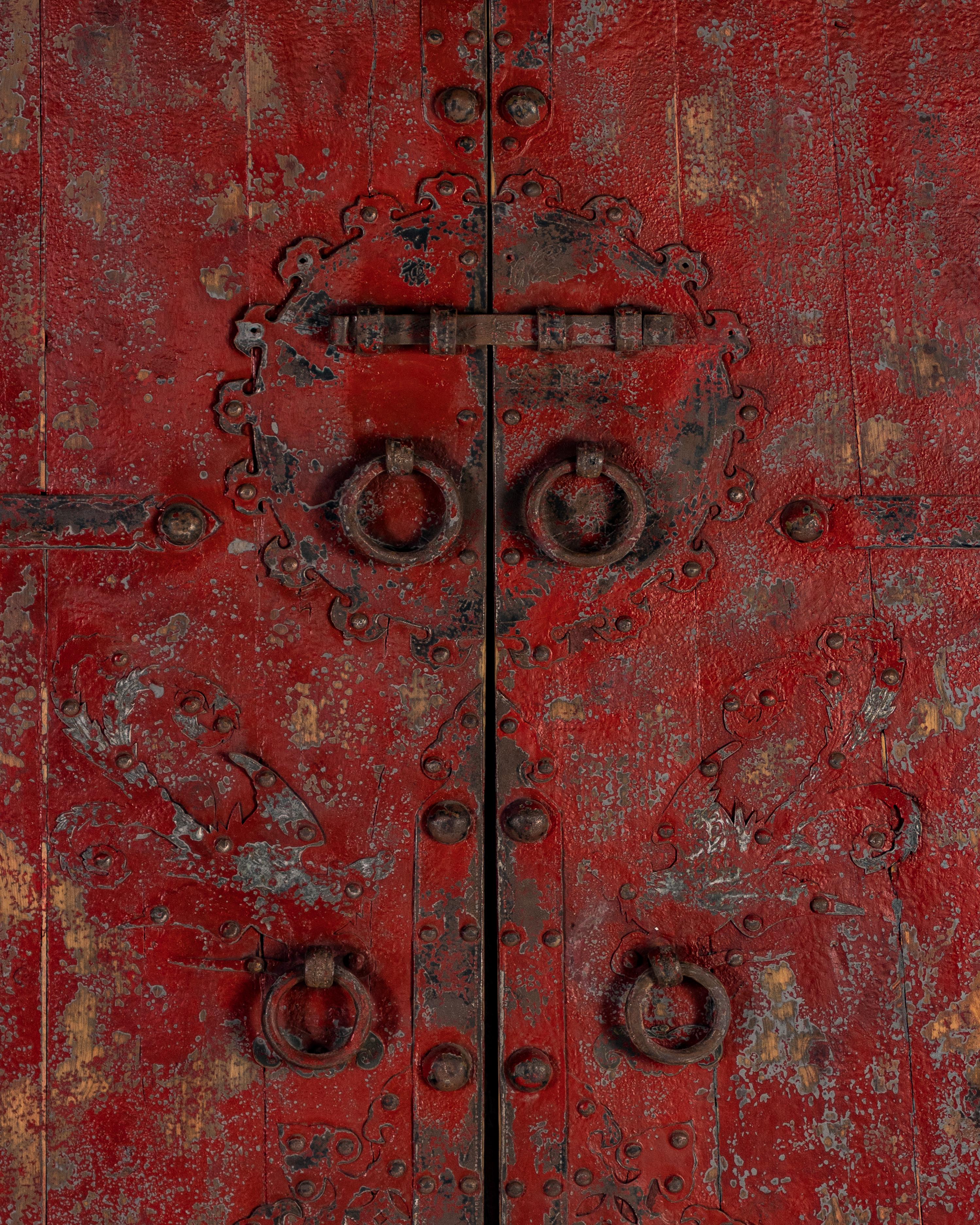 Patiné Paire de portes d'Asie du Sud à patine rouge réutilisées comme décoration murale