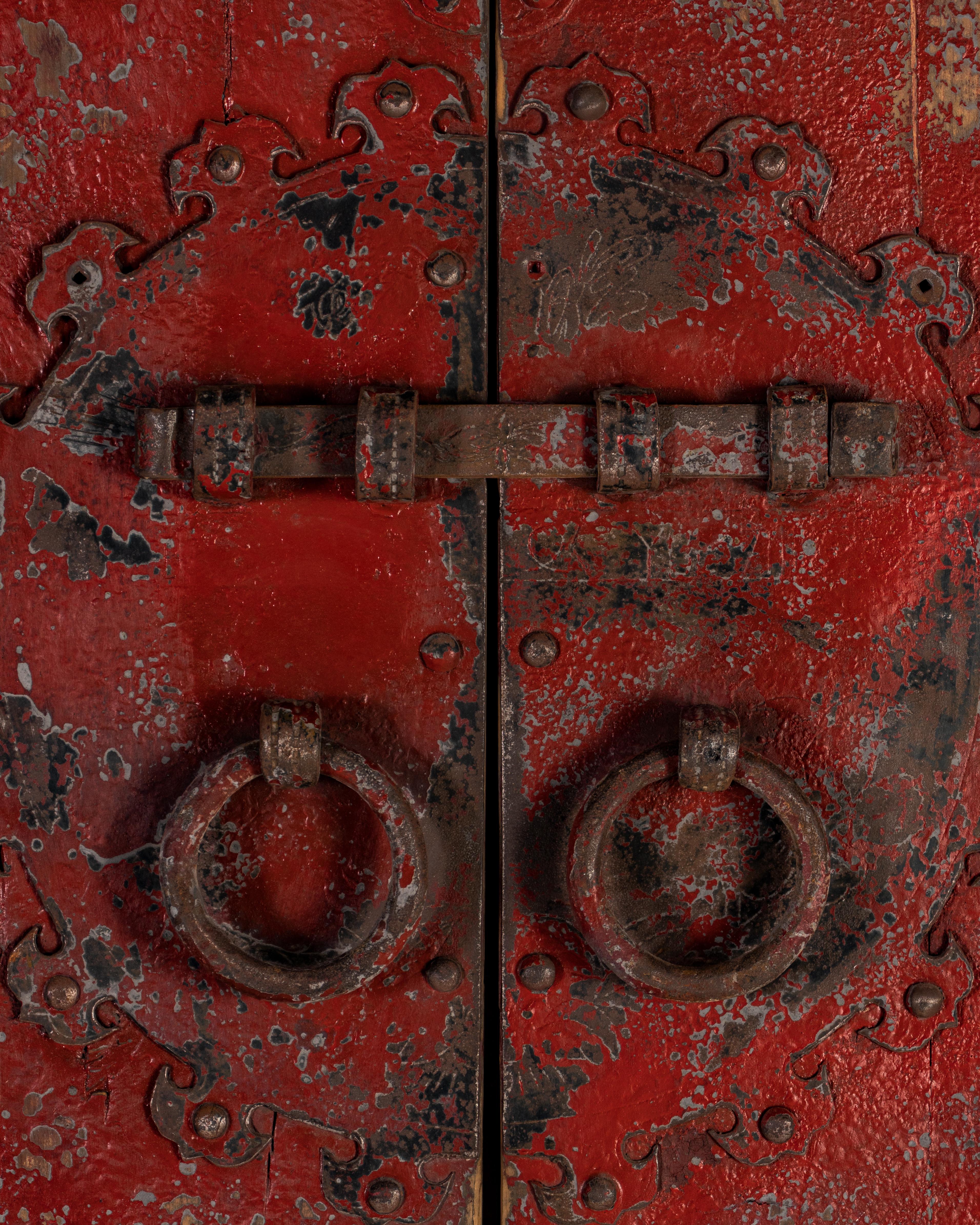 XXIe siècle et contemporain Paire de portes d'Asie du Sud à patine rouge réutilisées comme décoration murale
