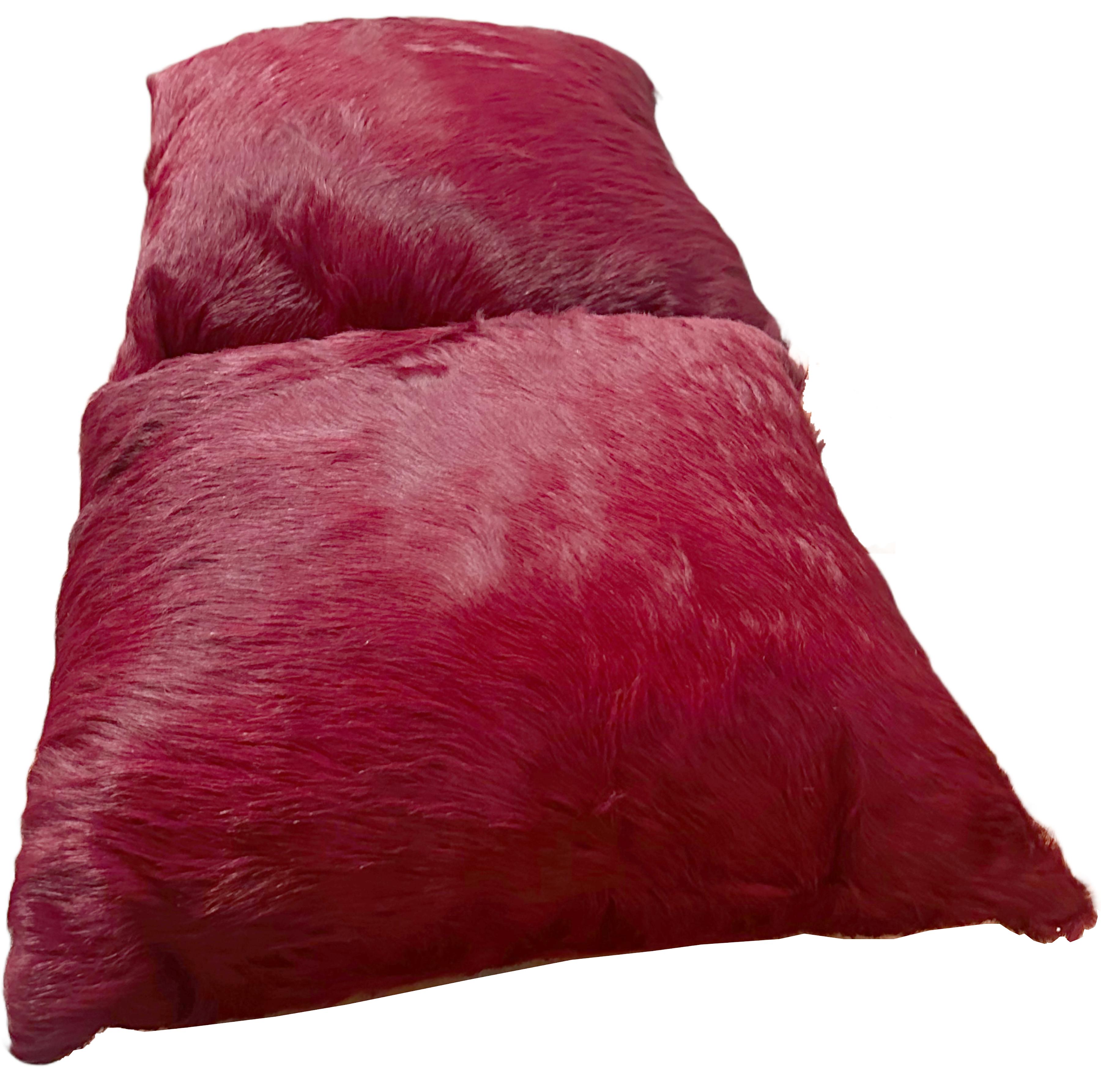 Un'affascinante coppia di cuscini in pelle rosso rosa. Vera pelle di mucca con pelo doppio tinto per una tonalità di rosso intenso. Realizzato da Kyle Bunting nel. Bunting è riconosciuto come l'ideatore del tappeto decorativo in pelle e da allora ha