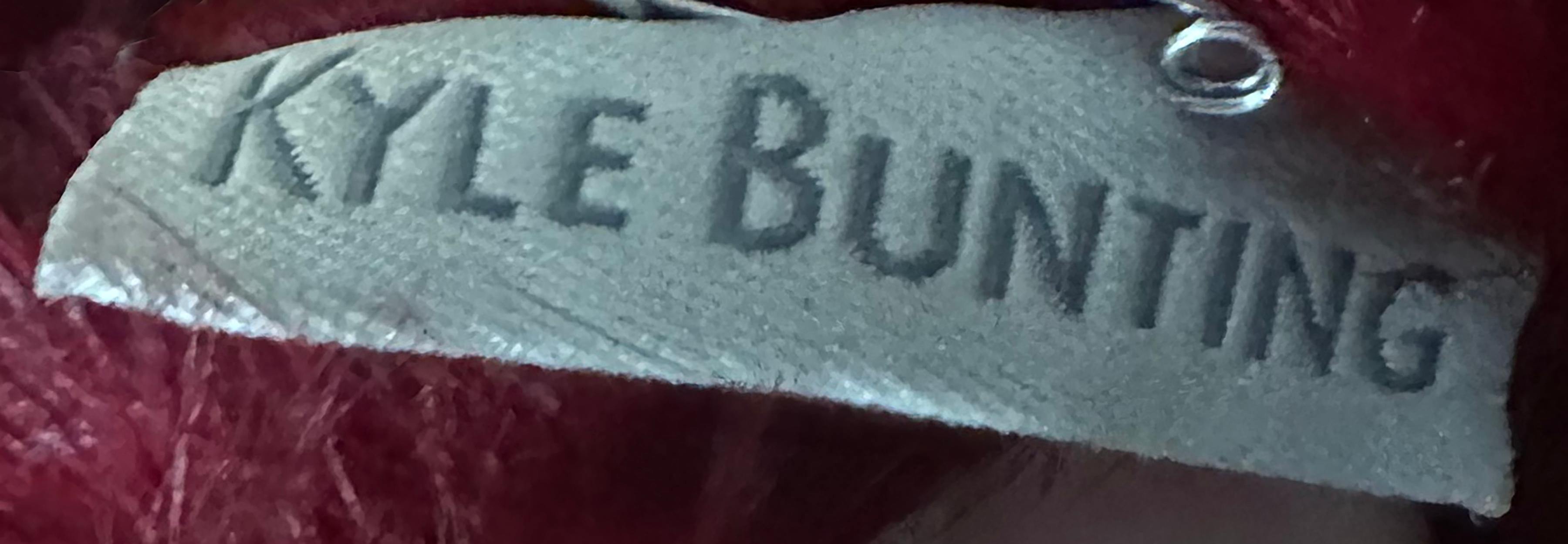 Vacchetta Coppia di cuscini Kyle Bunting in pelle di rosa rossa in vendita