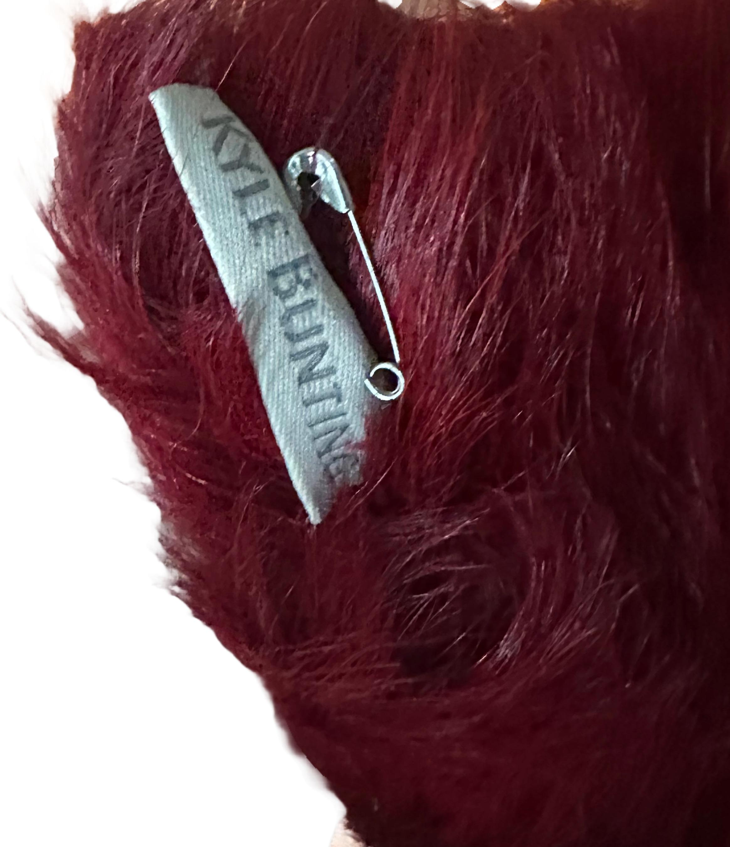 Coppia di cuscini Kyle Bunting in pelle di rosa rossa in vendita 1