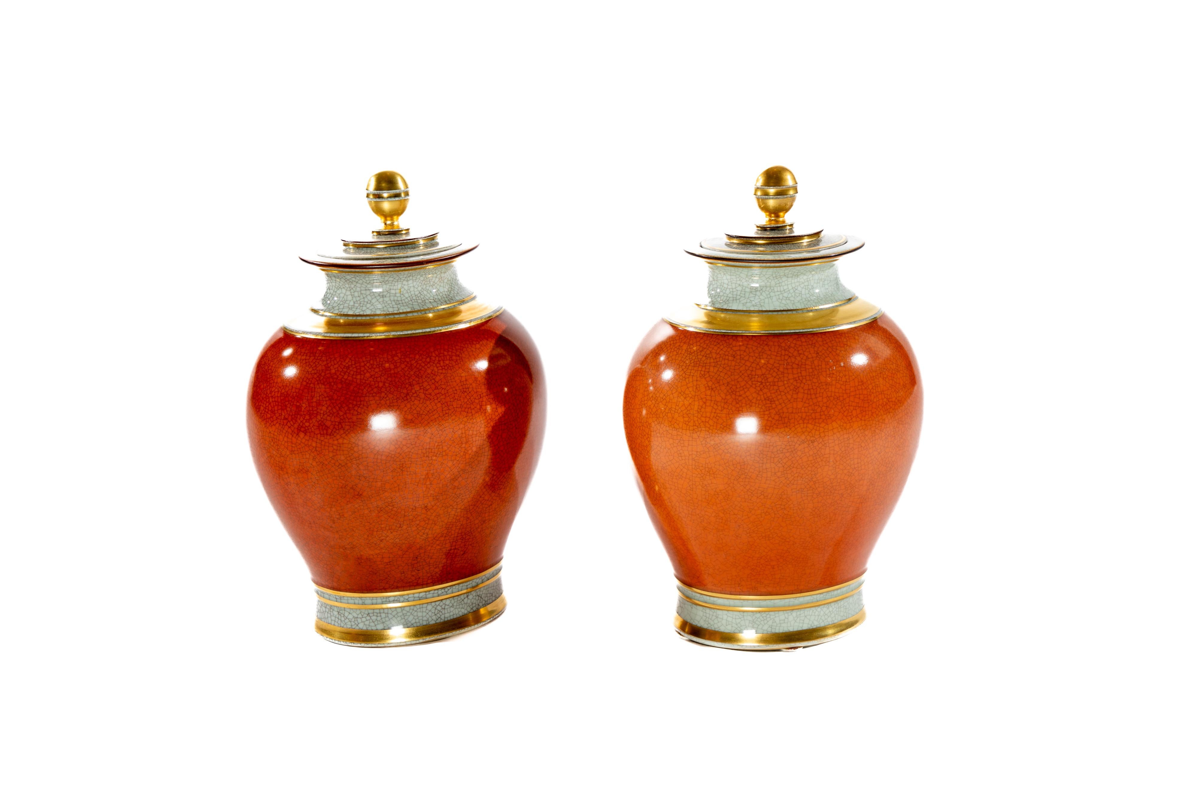 Coppia di vasi rivestiti in porcellana rossa di Royal Copenhagen con coperchio.  Smalto finto 