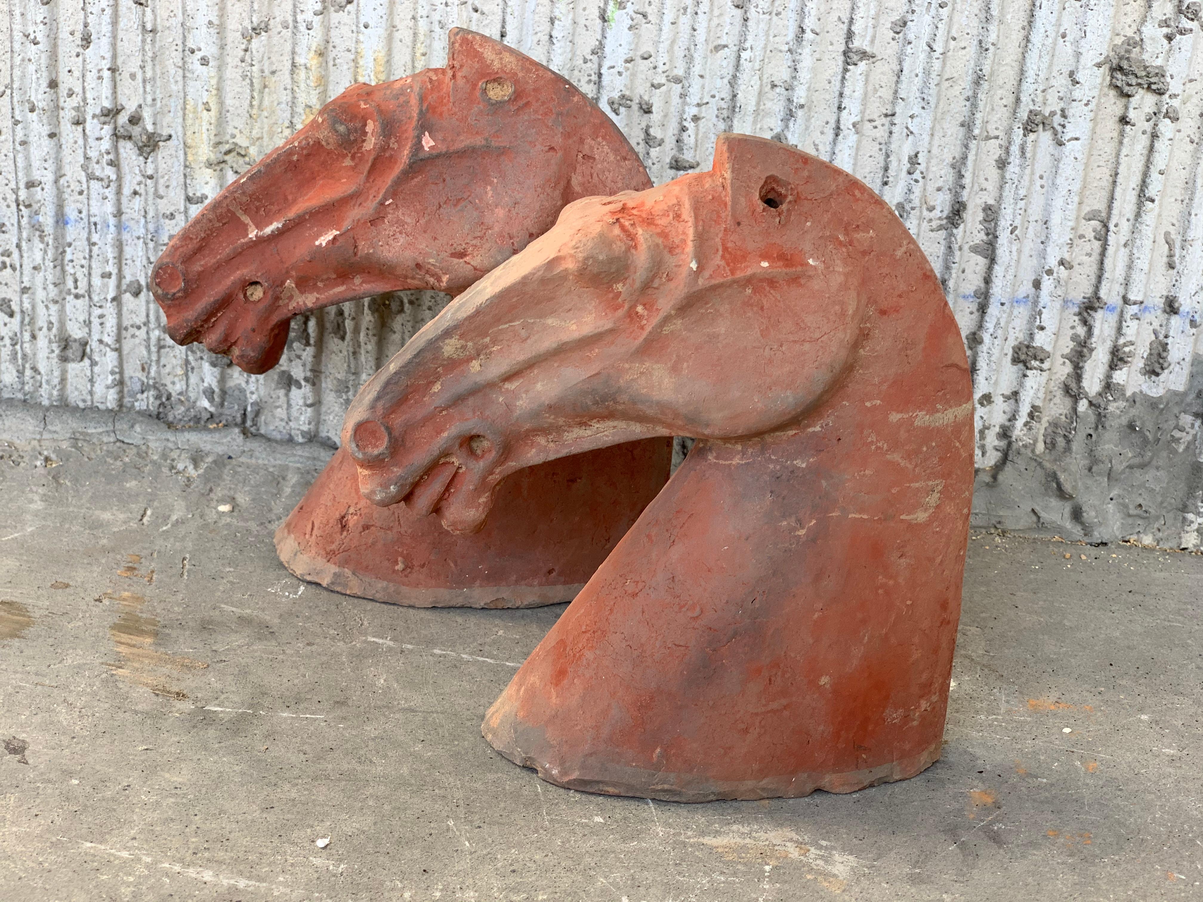 Chinois Paire de têtes de cheval en poterie grise de la dynastie Han '206BC-220AD'. en vente