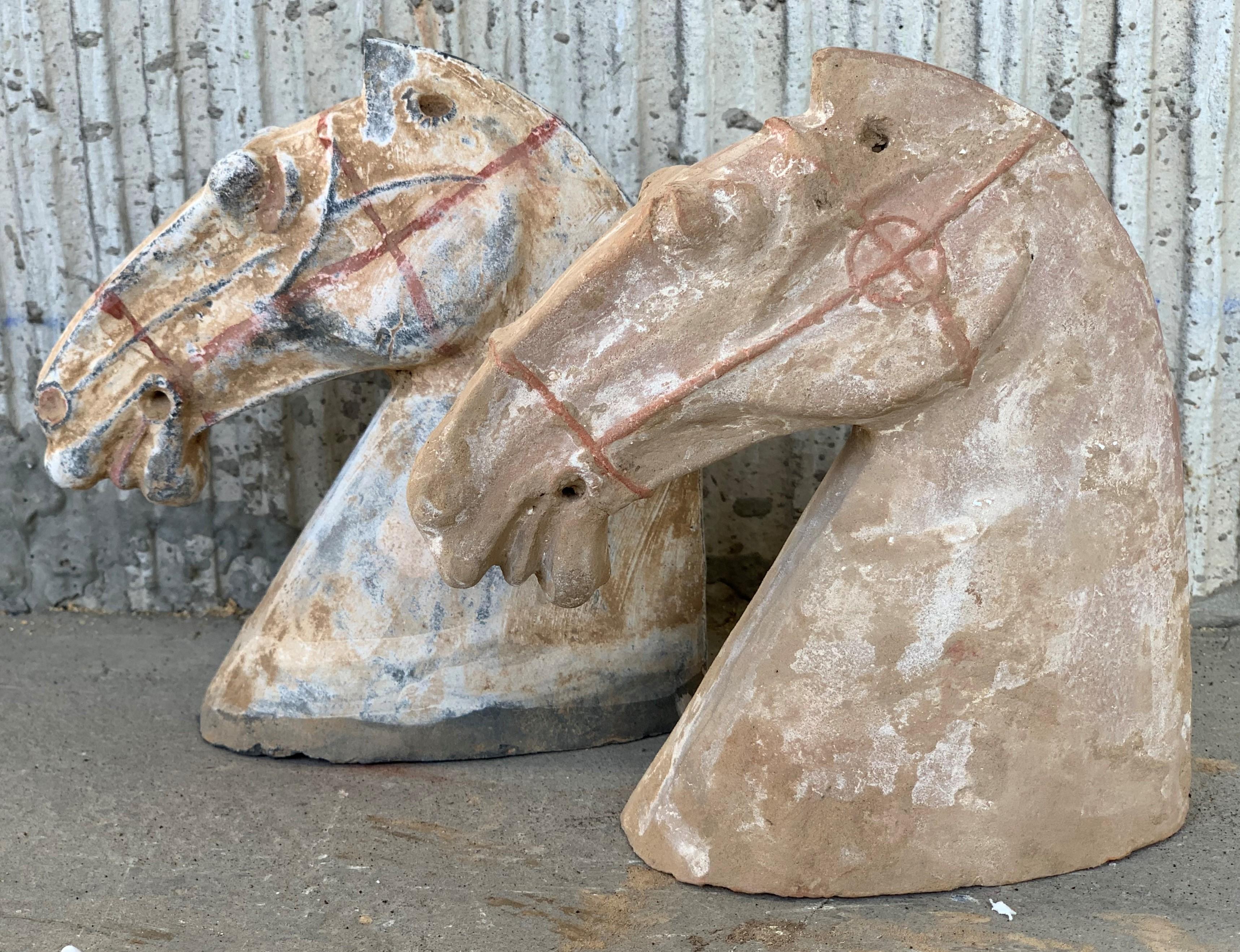 20ième siècle Paire de têtes de cheval en poterie grise de la dynastie Han '206BC-220AD'. en vente