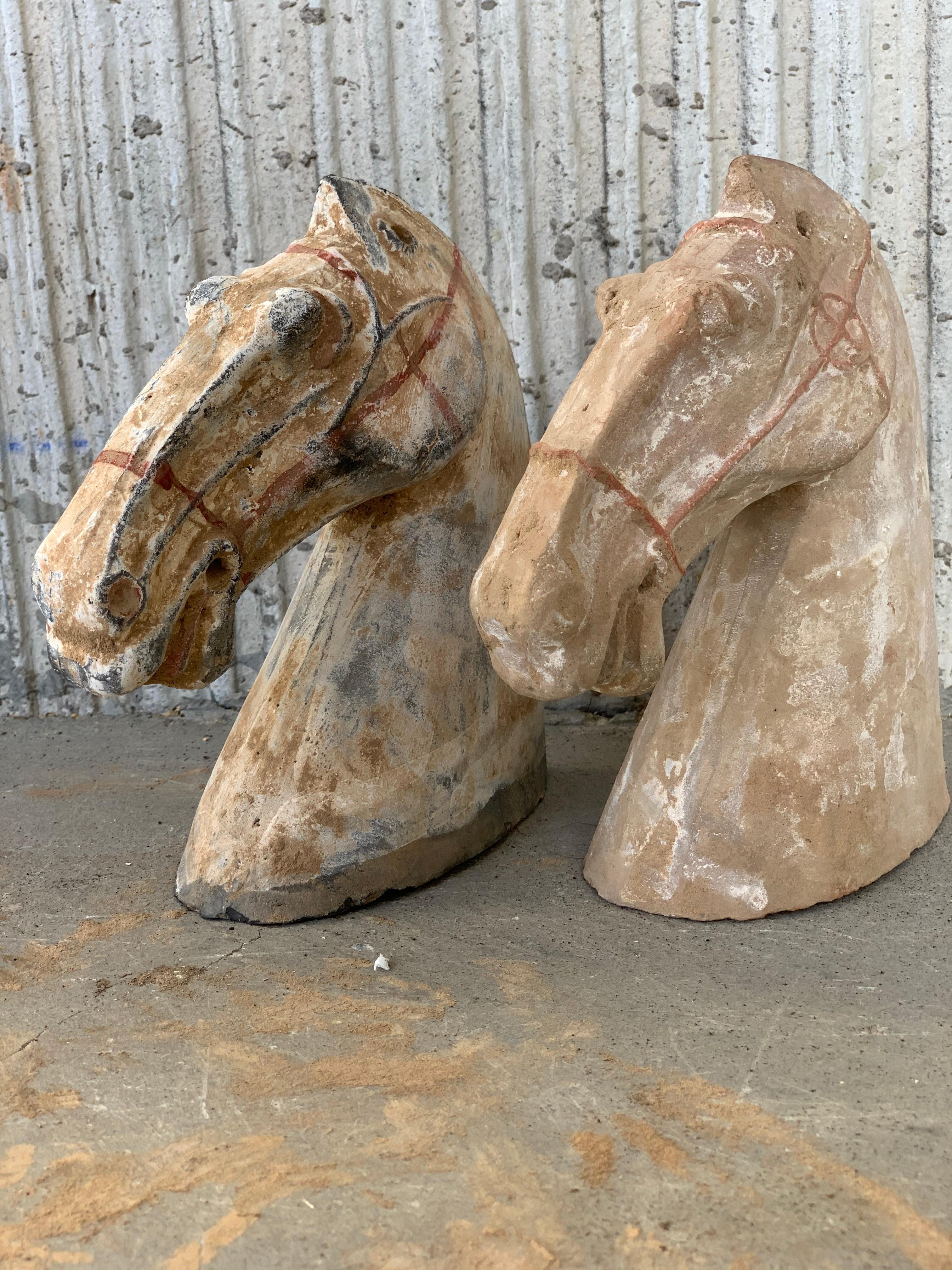 Paire de têtes de cheval en poterie grise de la dynastie Han '206BC-220AD'. en vente 3