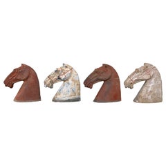 Coppia di teste di cavallo in ceramica grigia della dinastia Han con scultura rossa '206BC-220AD'