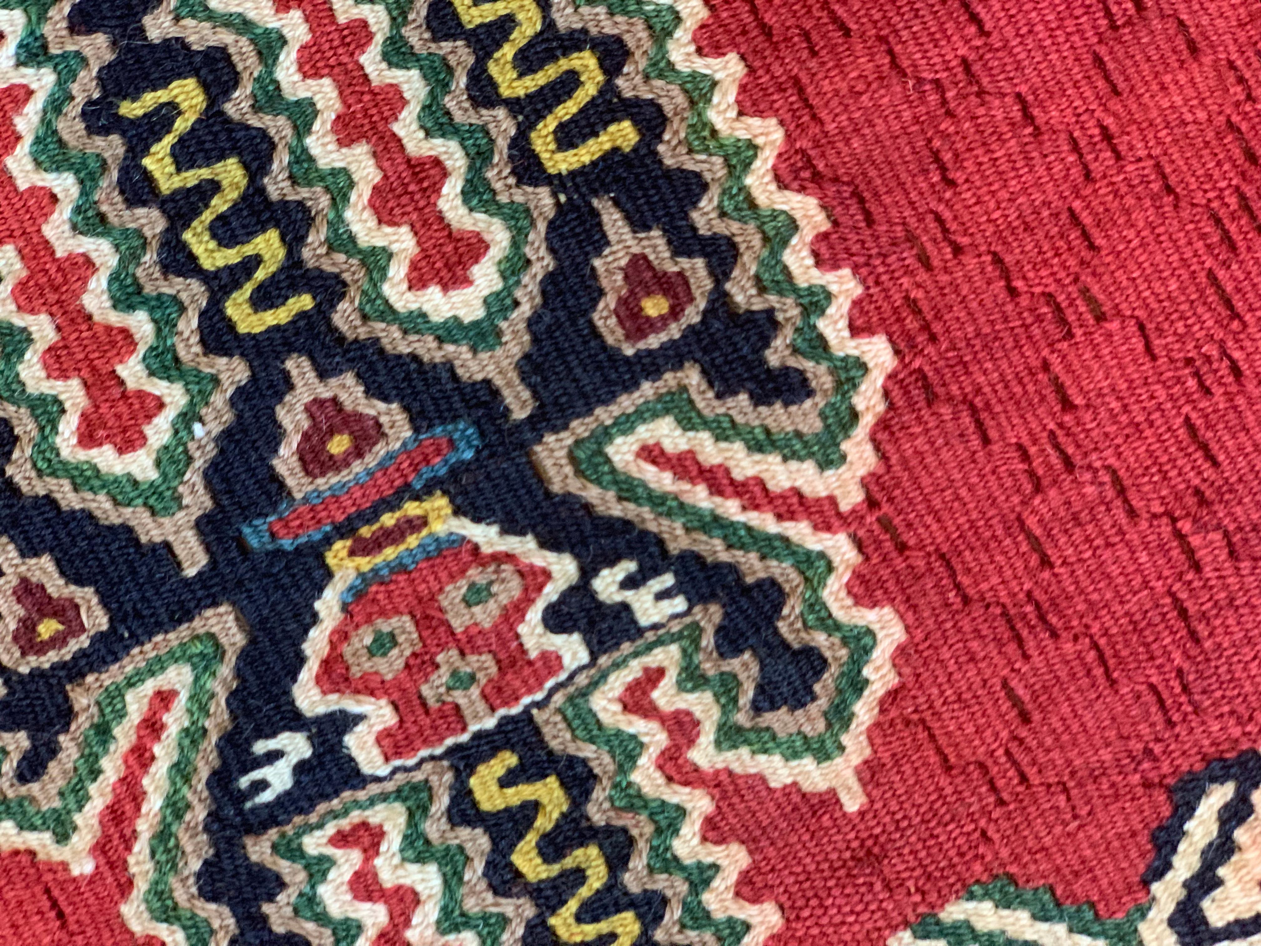 Tribal Paire de tapis Kilim en soie et laine rouges faits à la main, motifs géométriques en vente