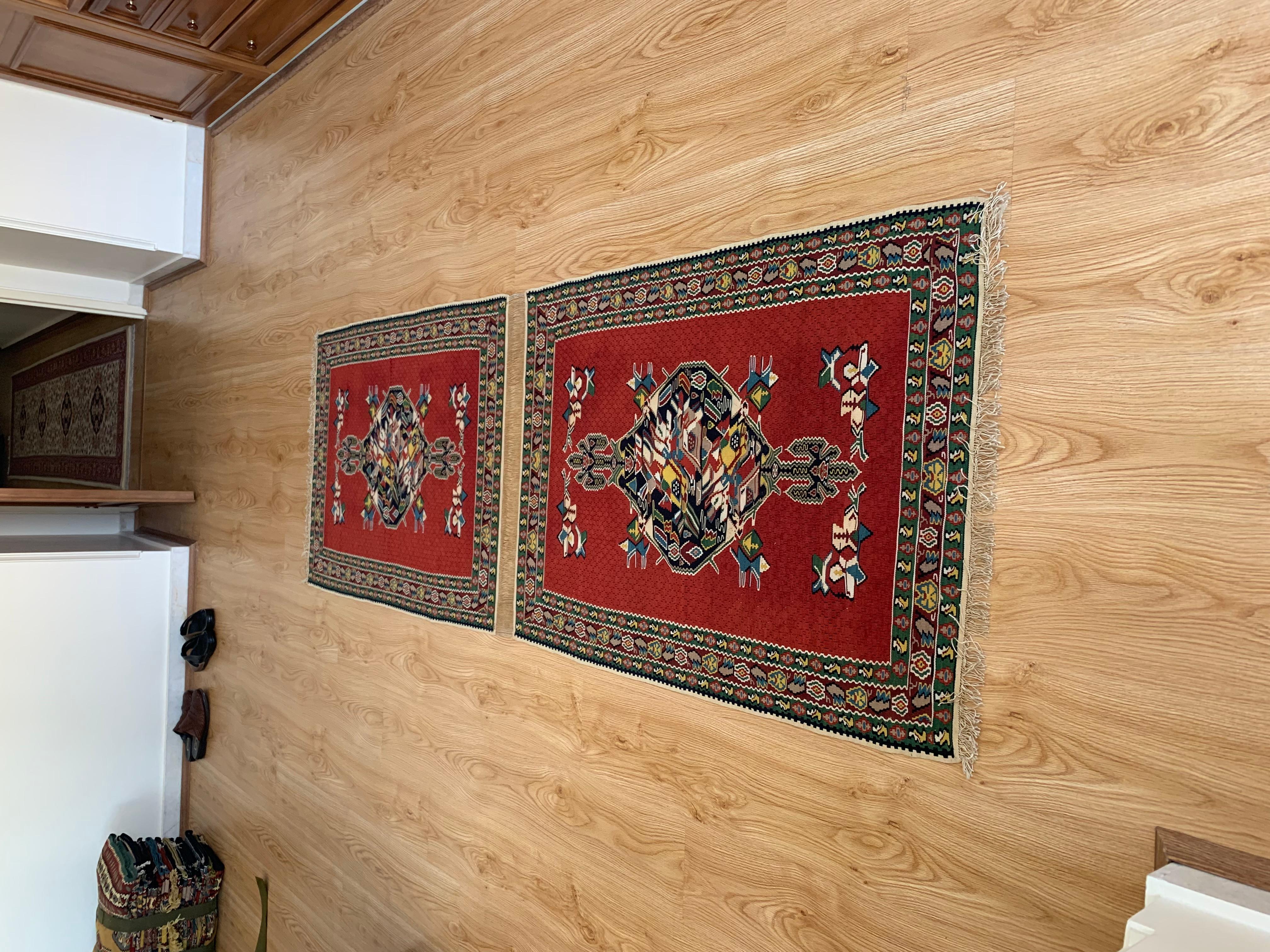 Teinture végétale Paire de tapis Kilim en soie et laine rouges faits à la main, motifs géométriques en vente
