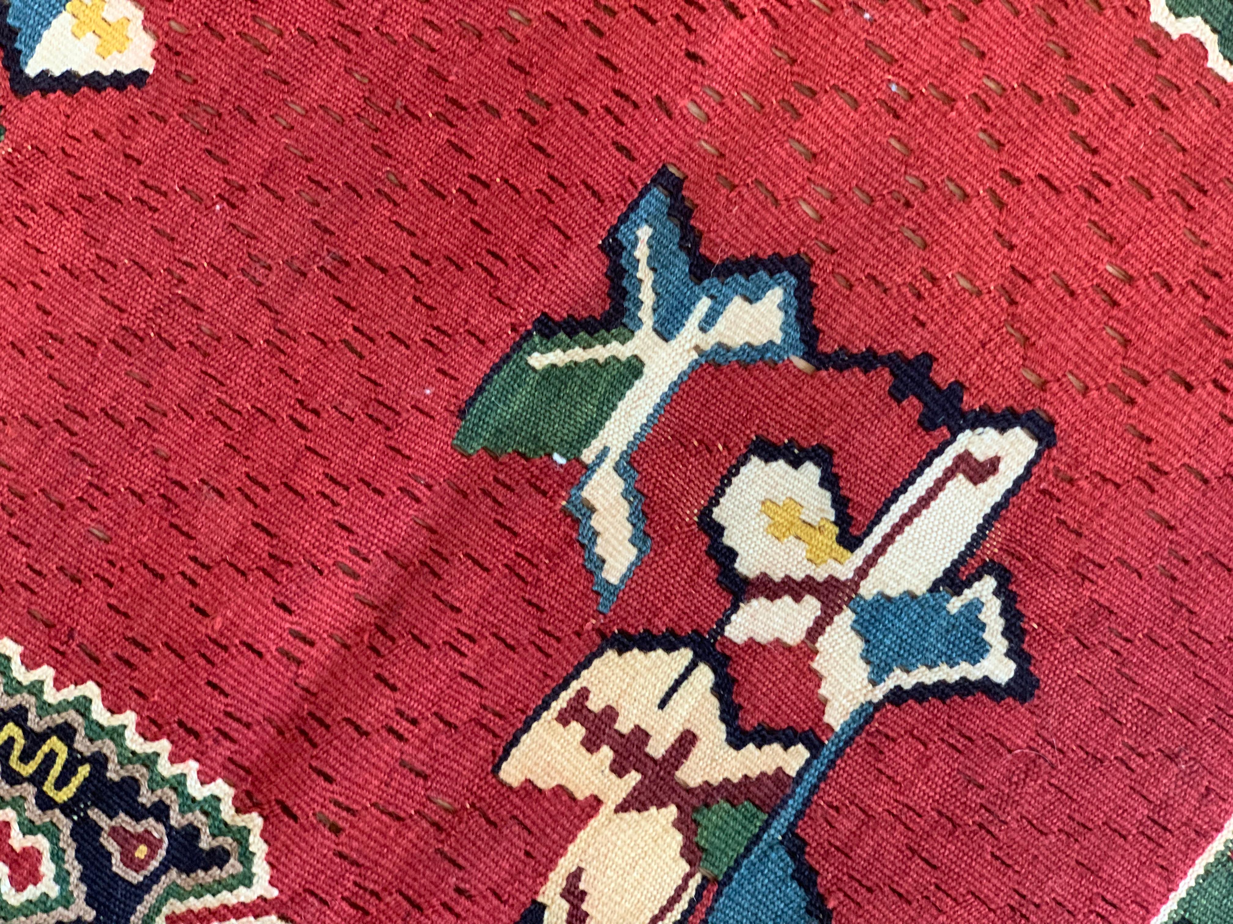 Matériaux organiques Paire de tapis Kilim en soie et laine rouges faits à la main, motifs géométriques en vente