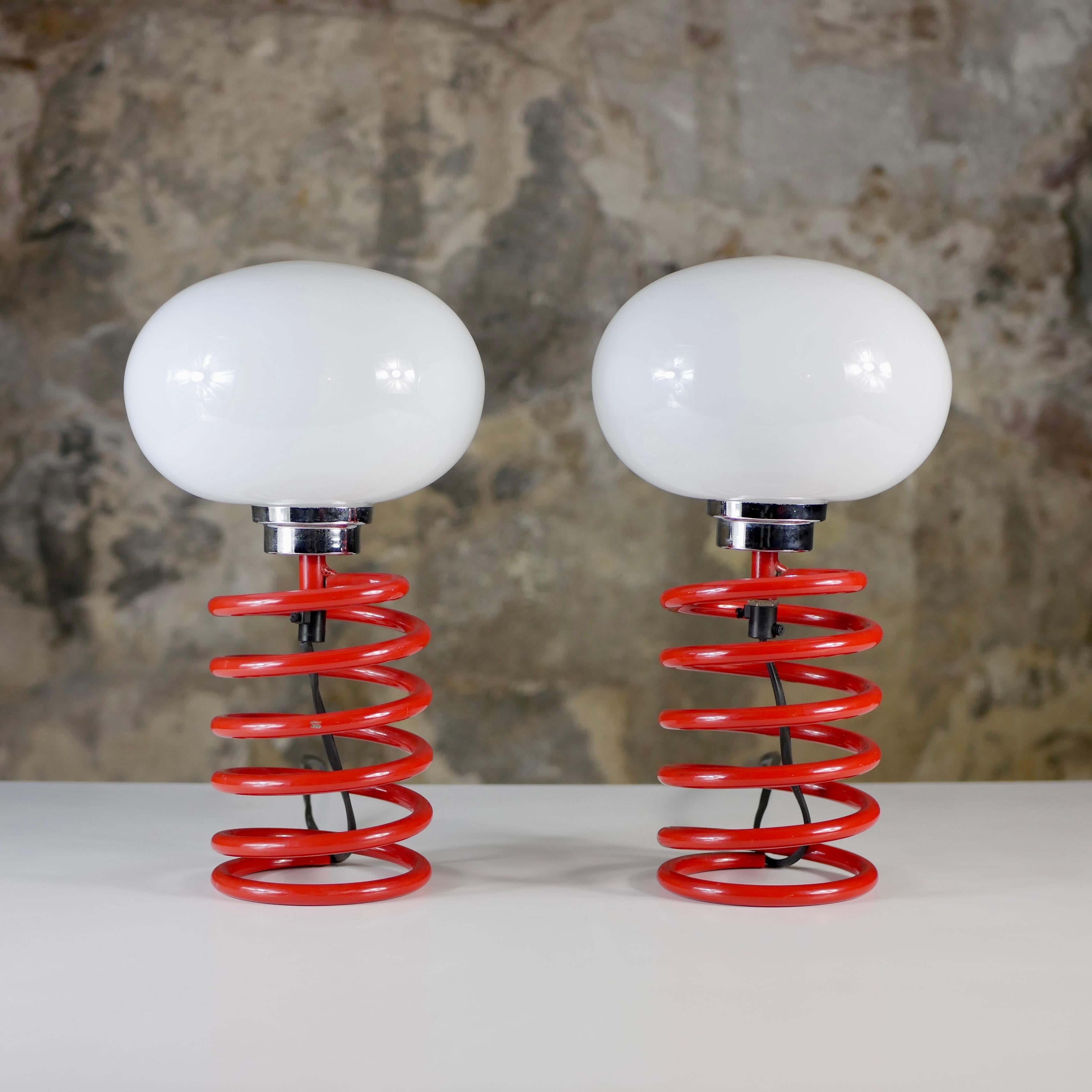 Beautiful and rare pair of spring table lamps attributed to Ingo Maurer, made in Germany in the 1970s.
Red lacquered metal spiral with original opaline glasses.
Very good condition, light scratches on spring.
Dimensions : H31cm, D17cm