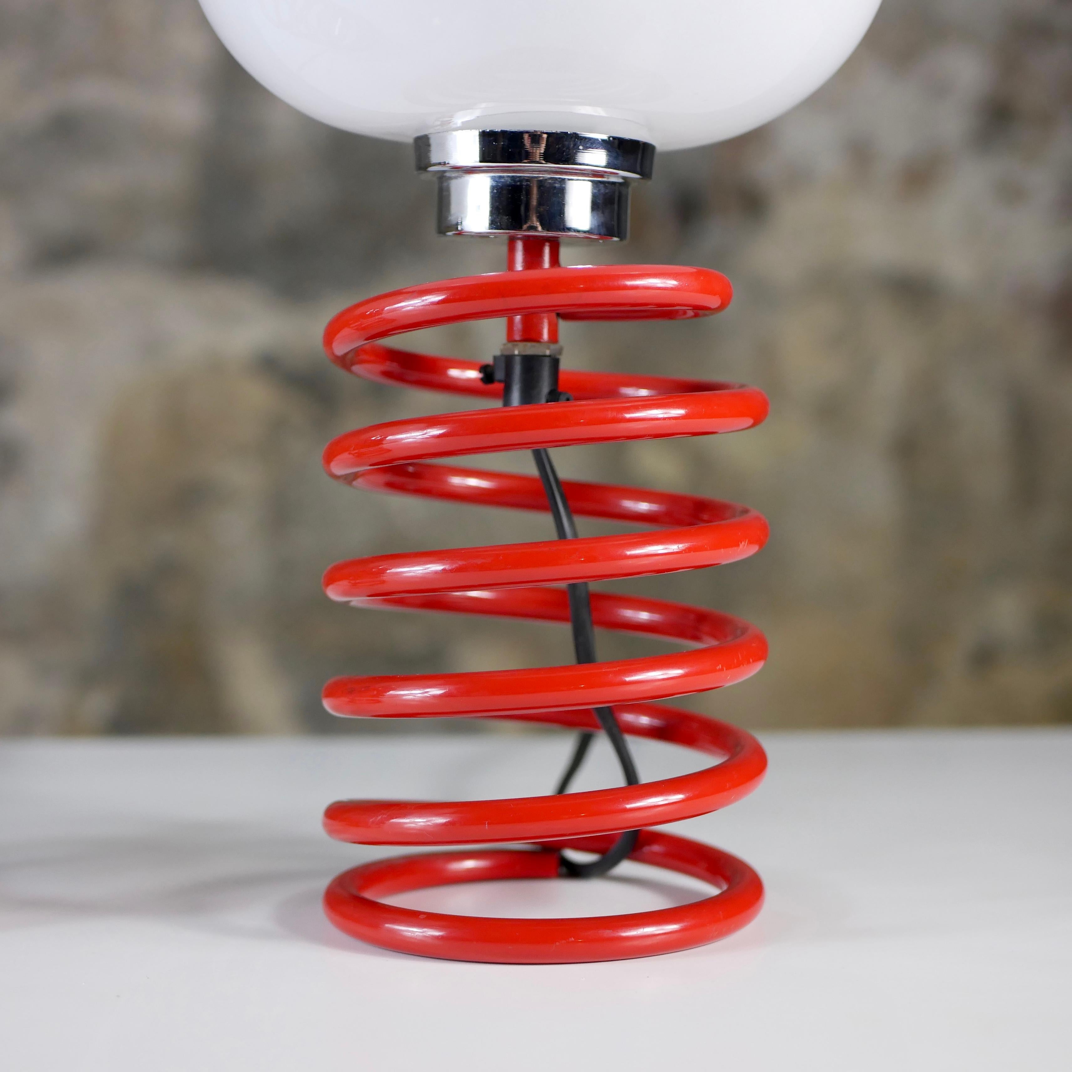 Pair of red spring table lamps attributed to Ingo Maurer, 1970s In Good Condition In Lyon, FR
