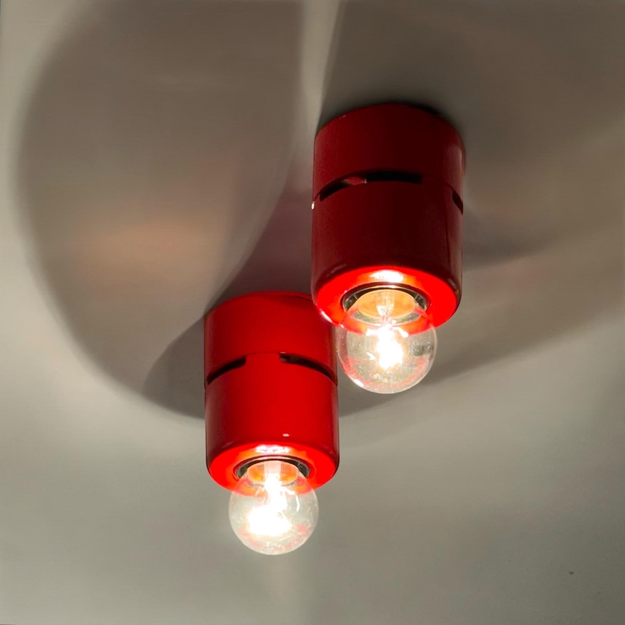 Dieses rote Lampenpaar 