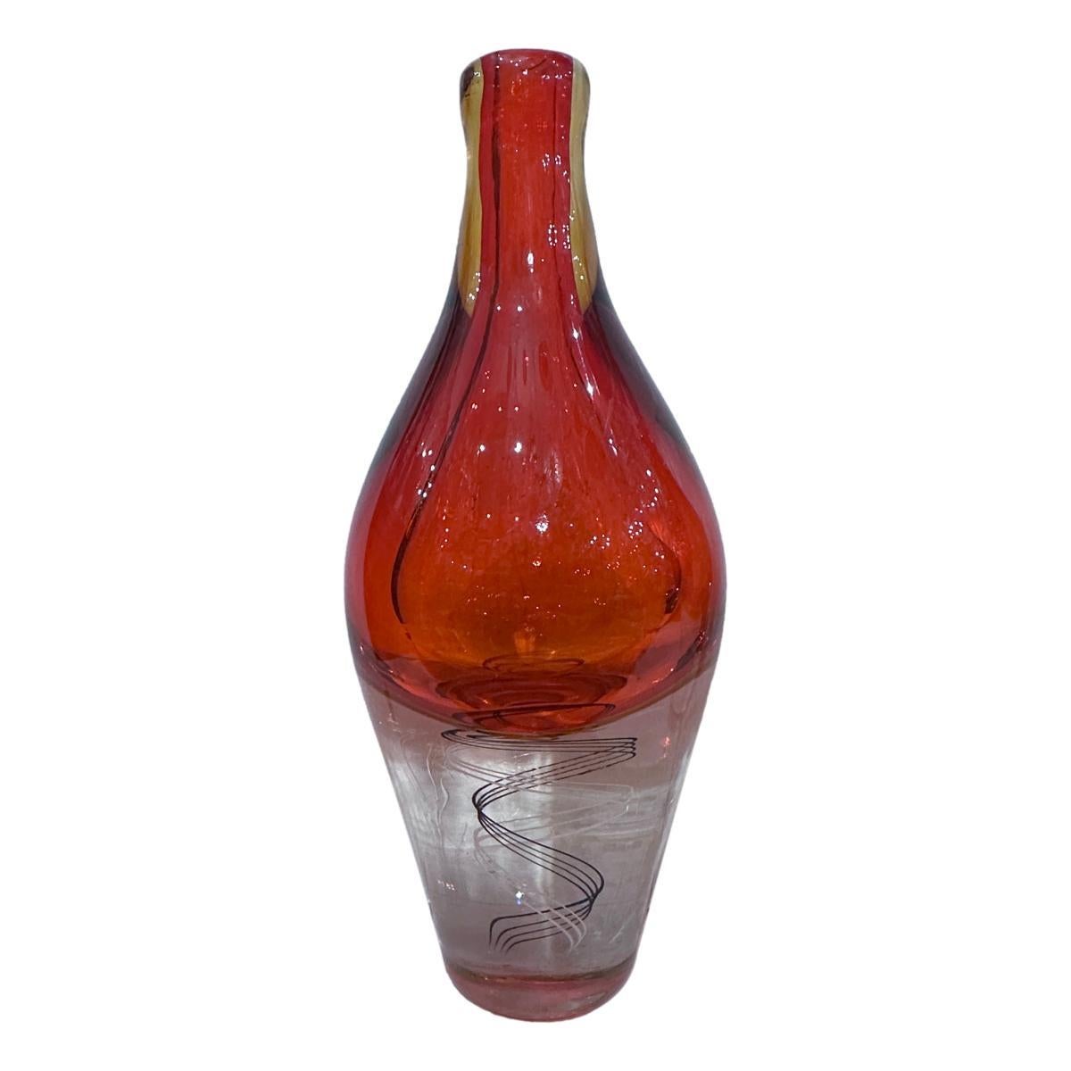 Coppia di vasi in vetro soffiato svedese degli anni '60 circa con toni di rosso e arancio.

Misure:
Altezza: 13