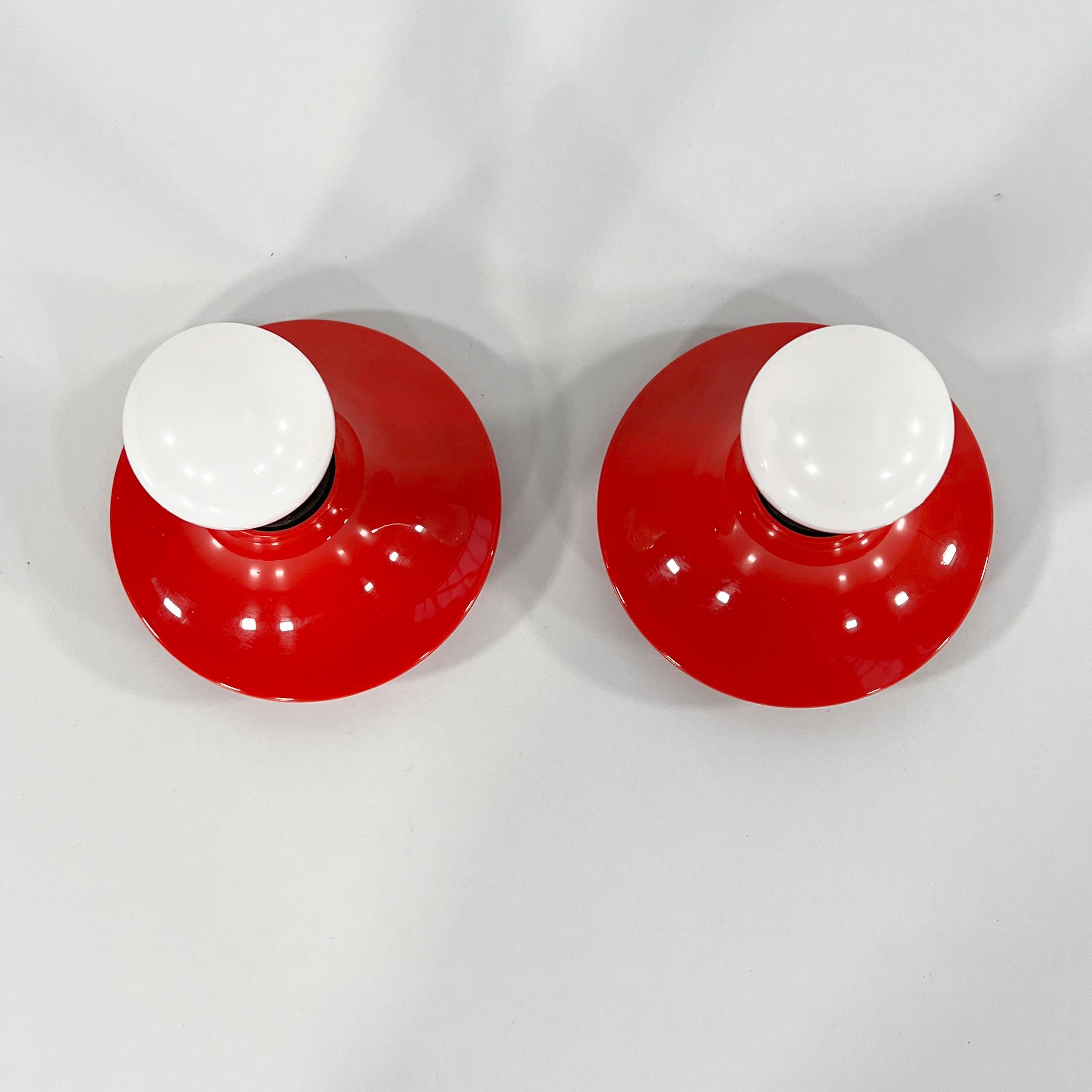 Pair of Red Teti Wall Lamps by Vico Magistretti for Artemide, 1970s In Good Condition In Ixelles, Bruxelles