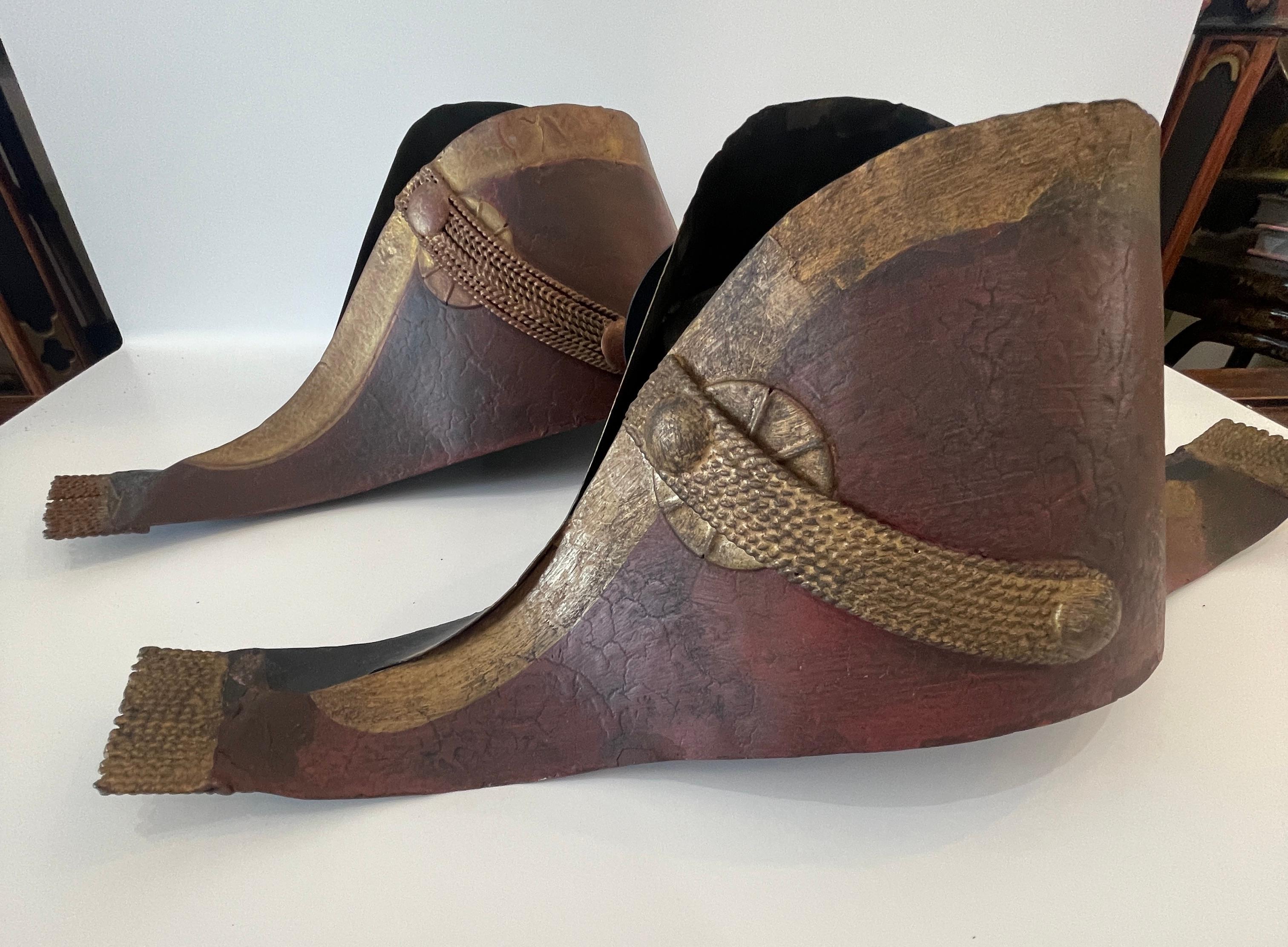 Napoleone III Coppia di applique con cappelli napoleonici in tole rosse in vendita