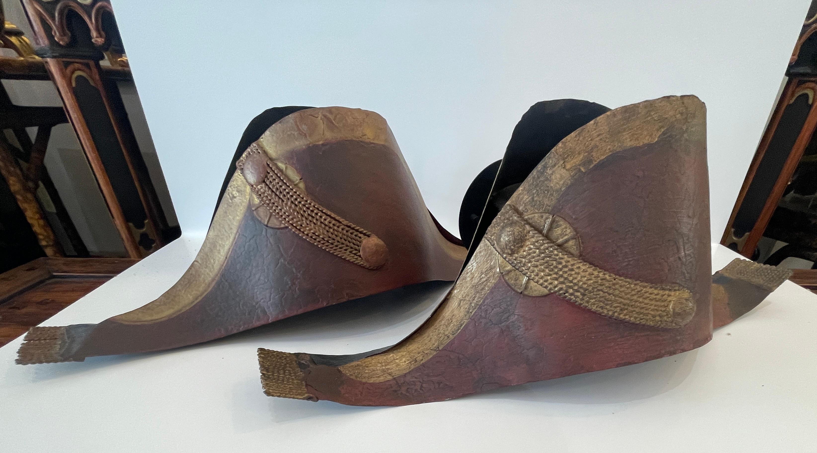 Francese Coppia di applique con cappelli napoleonici in tole rosse in vendita