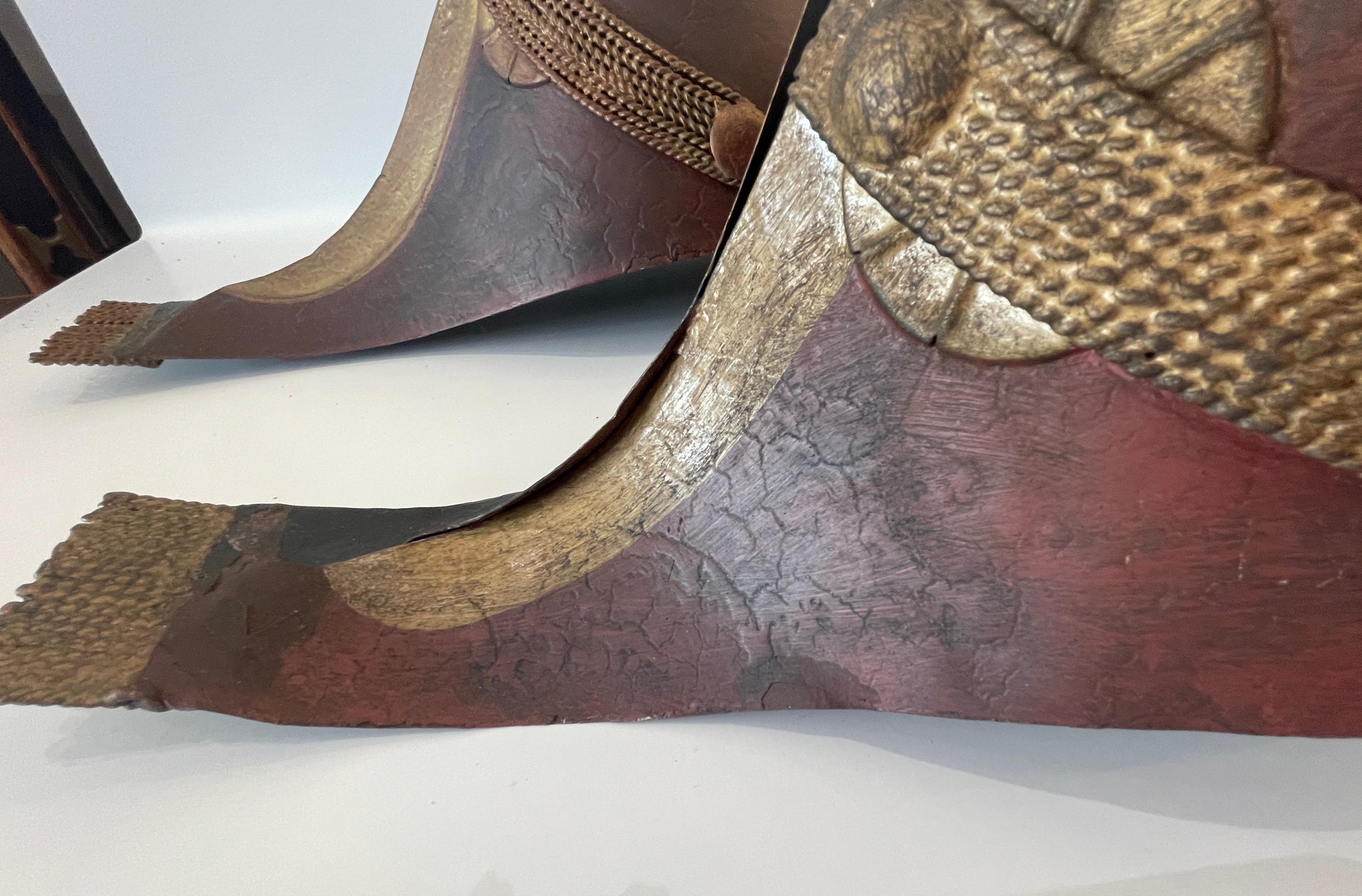 Metà XX secolo Coppia di applique con cappelli napoleonici in tole rosse in vendita