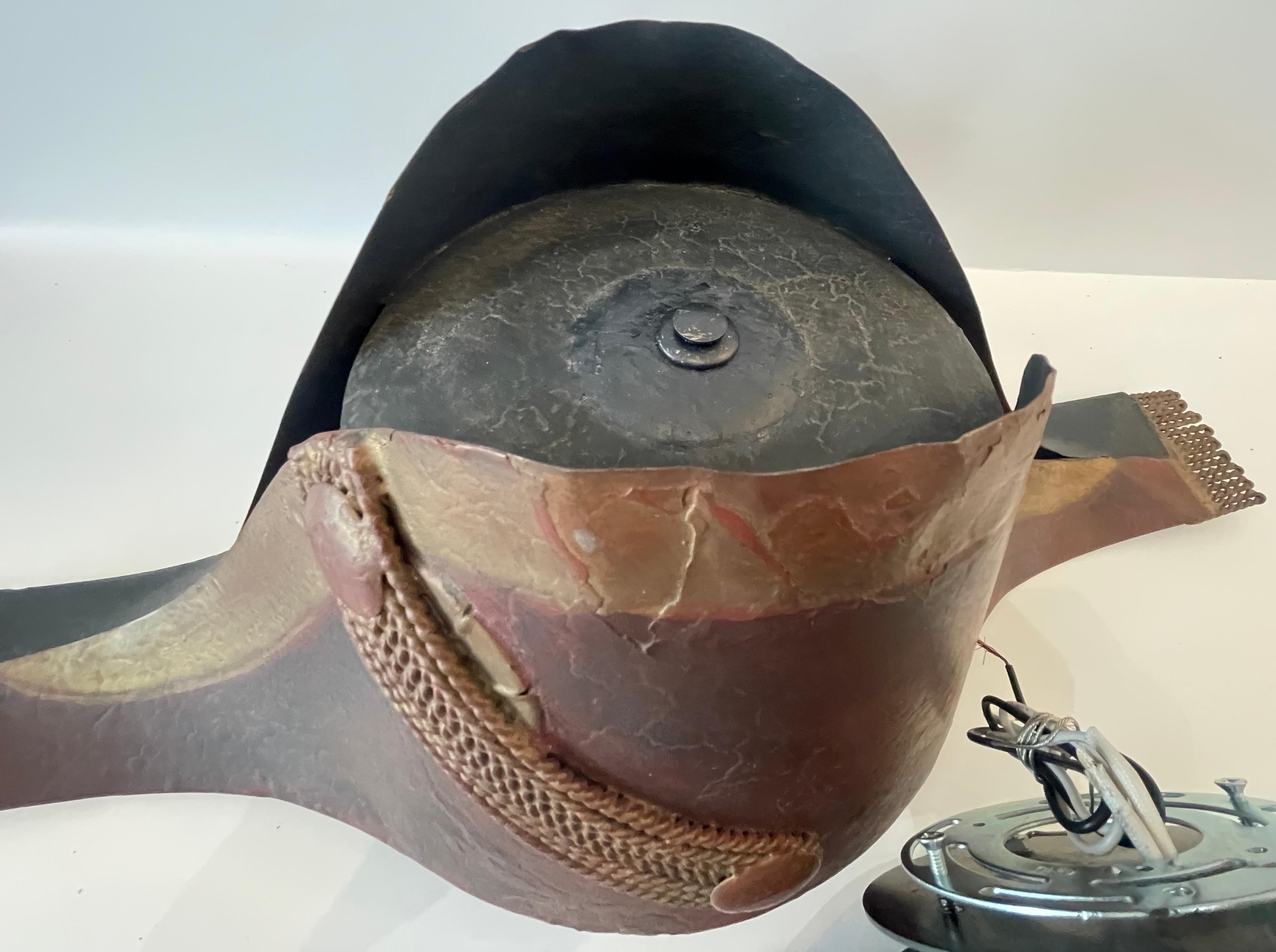 Coppia di applique con cappelli napoleonici in tole rosse in vendita 1